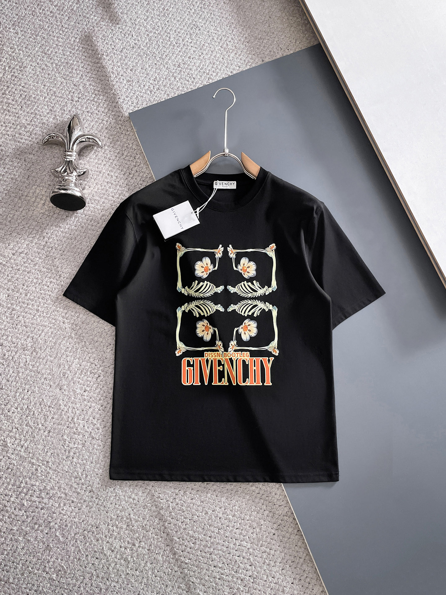 NO:746217,gvc/Givenchy 2026 spring and summer new products, complete with three standards, mercerized cotton short-sleeved T-shirt, size M-XXXL 175/140, recommended L,,givenchy,T-shirt,tees,t-shirt,19860909gvc/纪梵希 2026春夏新品 三标齐全 丝光棉短袖T恤 码数M-XXXL 175/140建议L,,givenchy,T-shirt,tees，t-shirt,,Men's clothing