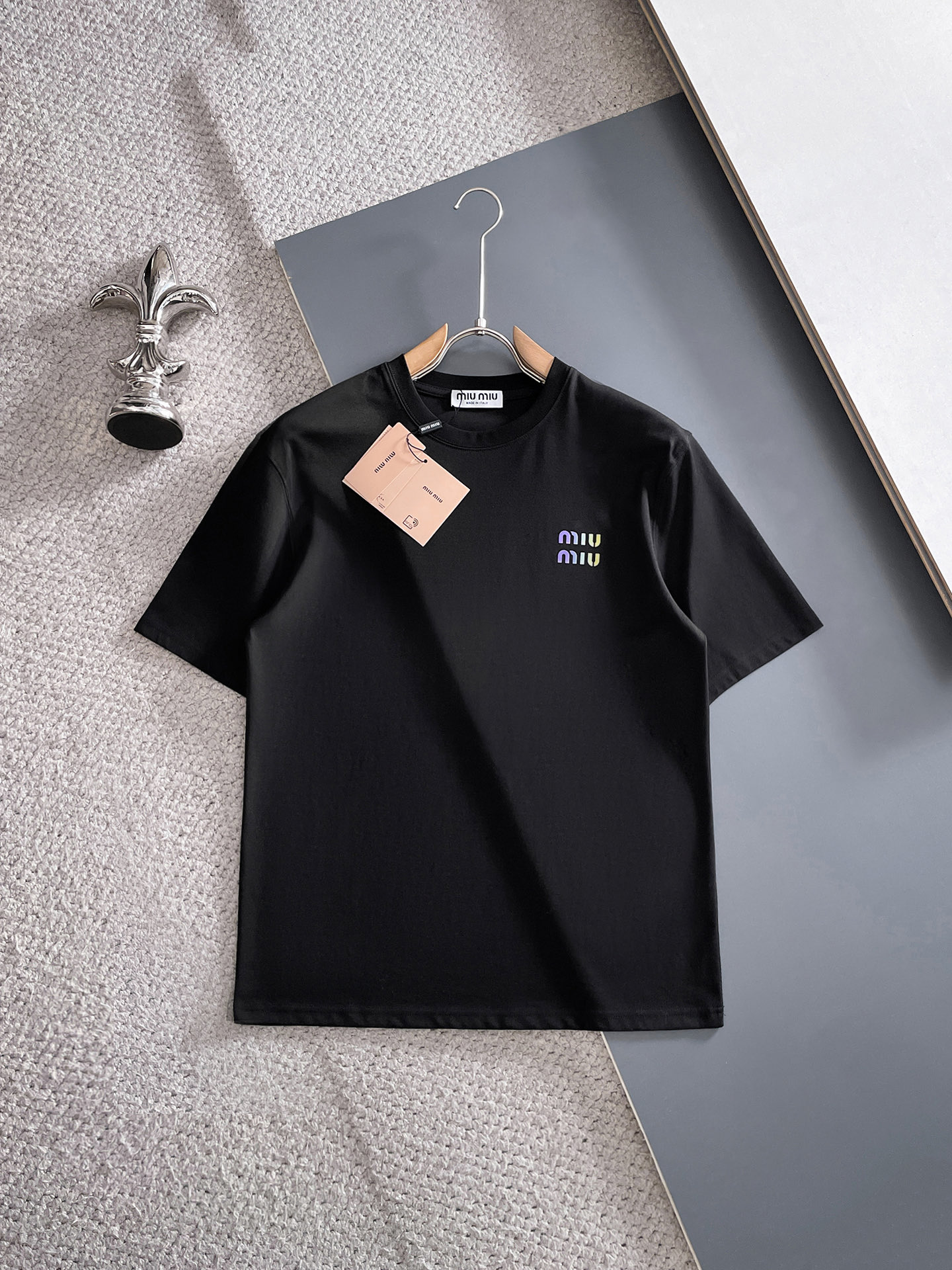 NO:933639,MiuMiu 2026 spring and summer new products, complete with three standards, mercerized cotton round neck short-sleeved T-shirt, size M-XXXL / recommended L,, miumiu, T-shirt, tees, t-shirt,19860909MiuMiu 2026年春夏新品上新 三标齐全 丝光棉圆领短袖T恤 码数 M-XXXL /建议L,,miumiu,T-shirt,tees，t-shirt,,Men's clothing