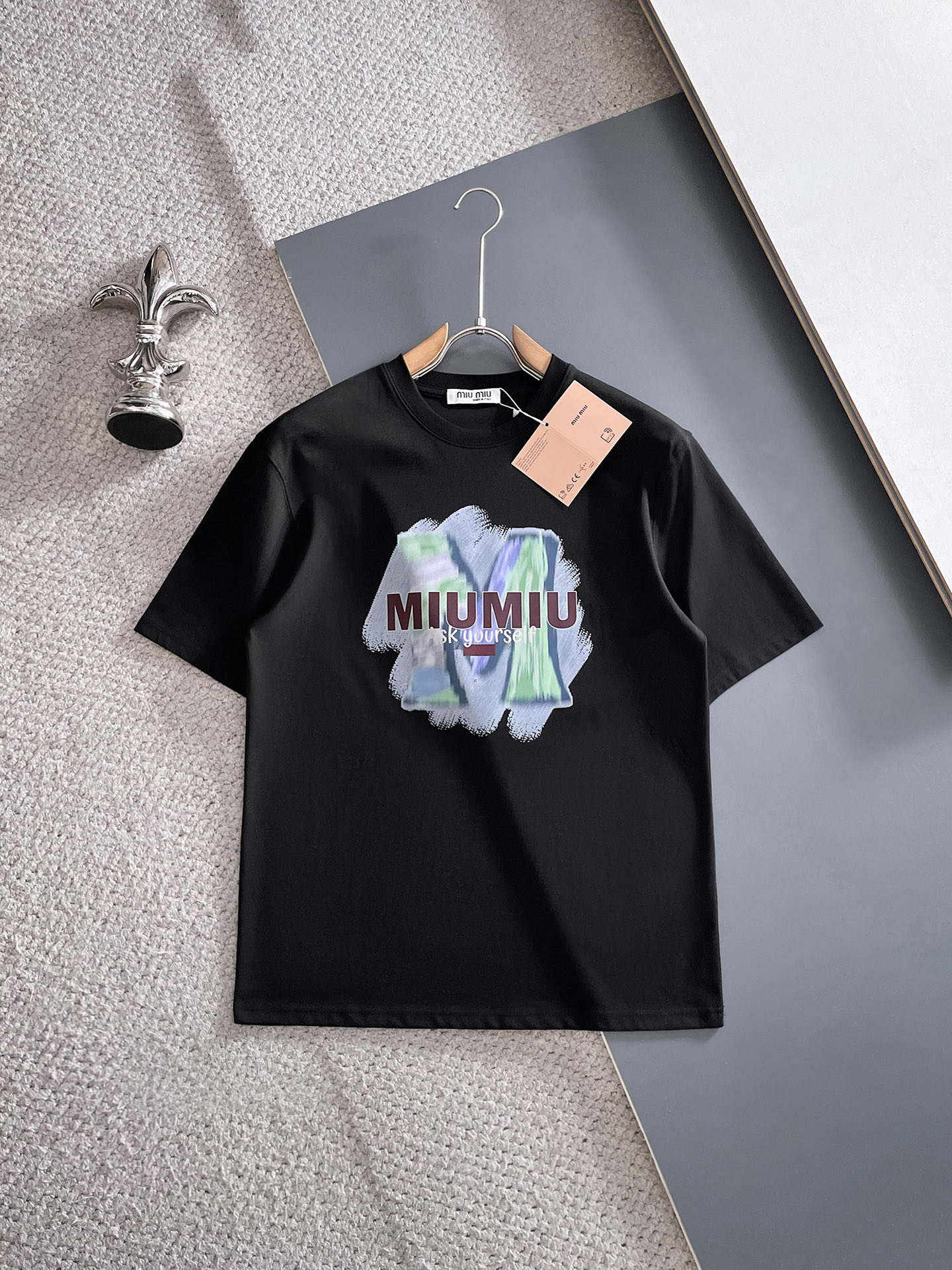 NO:933655,MiuMiu 2026 spring and summer new products, complete with three standards, mercerized cotton round neck short-sleeved T-shirt, size M-XXXL / recommended L,, miumiu, T-shirt, tees, t-shirt,19860909MiuMiu 2026年春夏新品上新 三标齐全 丝光棉圆领短袖T恤 码数 M-XXXL /建议L,,miumiu,T-shirt,tees，t-shirt,,Men's clothing