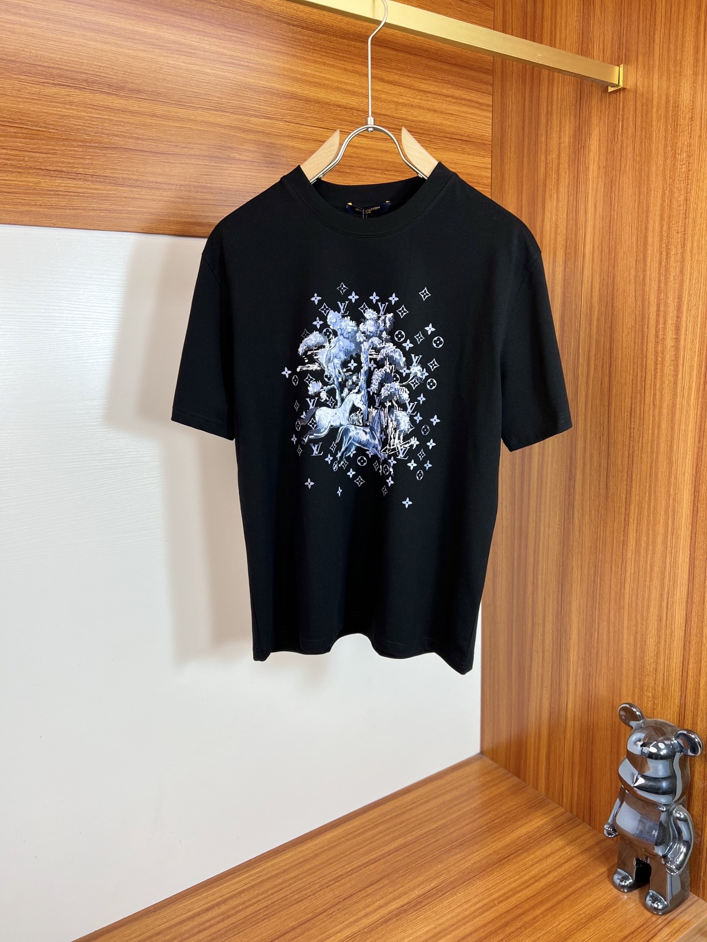 NO:848956,LV/Louis Vuitton 2026 spring and summer new products, complete with three labels, pure round neck short-sleeved T-shirt, size M-XXXL / recommended L, slightly wide version, louis vuitton, louis vuitton, T-shirt, tees, t-shirt,19860909LV/路易威登 2026年春夏新品上新 三标齐全 纯圆领短袖T恤 码数M-XXXL /建议L 微阔版型,,louis vuitton,louis vuitton,T-shirt,tees，t-shirt,,Men's clothing