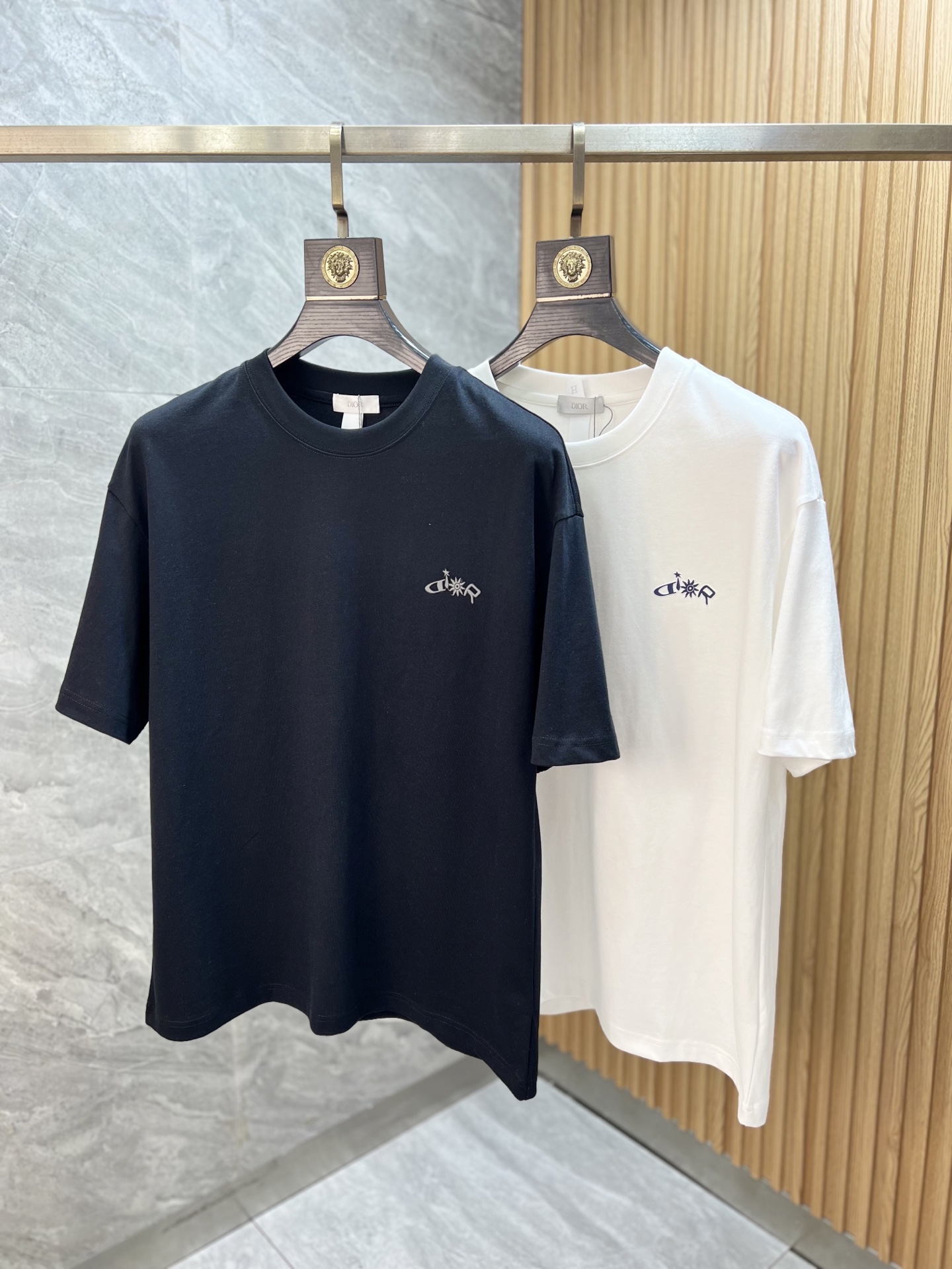 NO:848975,Dior/Dior 2026 spring and summer new products, complete with three labels, pure cotton round neck short-sleeved T-shirt, size M-XXXL / recommended L, slightly wide version, dior, dior, T-shirt, tees, t-shirt,19860909Dior/迪奥 2026年春夏新品上新 三标齐全 纯棉圆领短袖T恤 码数M-XXXL /建议L 微阔版型,,dior,dior,T-shirt,tees，t-shirt,,Men's clothing