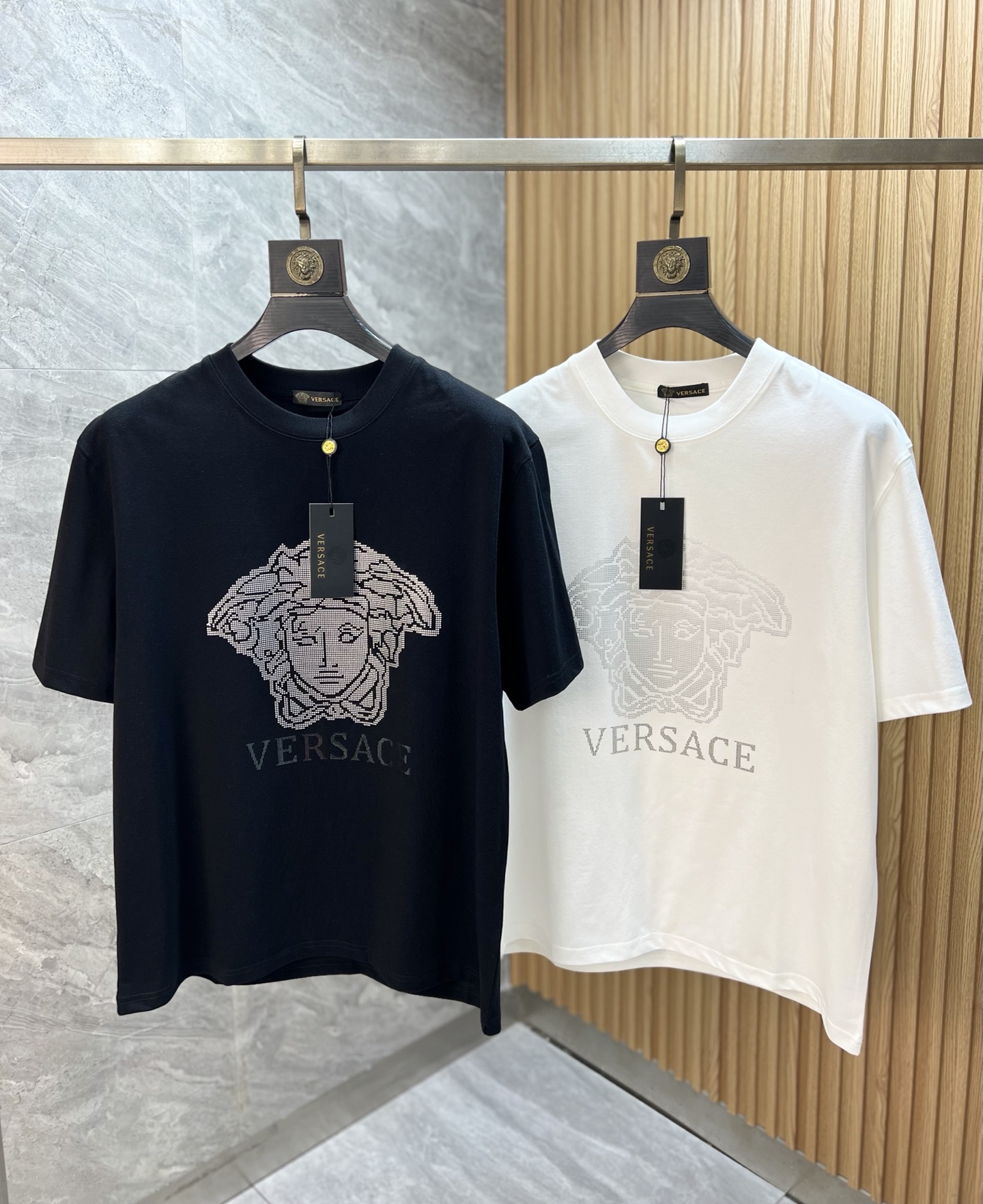 NO:848980,Versace/Versace 2026 spring and summer new products, complete with three labels, pure cotton round neck short-sleeved T-shirt, size M-XXXL / recommended L, slightly wide version,,versace,versace,T-shirt,tees,t-shirt,19860909Versace/范思哲 2026年春夏新品上新 三标齐全 纯棉圆领短袖T恤 码数M-XXXL /建议L 微阔版型,,versace,versace,T-shirt,tees，t-shirt,,Men's clothing