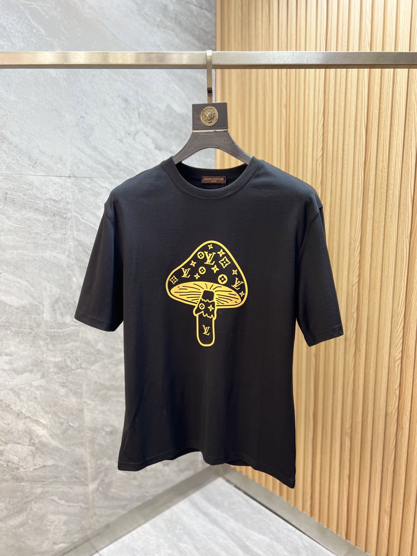 NO:757297,LV/Louis Vuitton 2026 spring and summer new products, complete with three labels, mercerized cotton round neck short-sleeved T-shirt, counter size M-XXXL / recommended L,, louis vuitton, louis vuitton, T-shirt, tees, t-shirt,19860909LV/路易威登 2026年春夏新品上新 三标齐全 丝光棉圆领短袖T恤 专柜码数M-XXXL /建议L,,louis vuitton,louis vuitton,T-shirt,tees，t-shirt,,Men's clothing