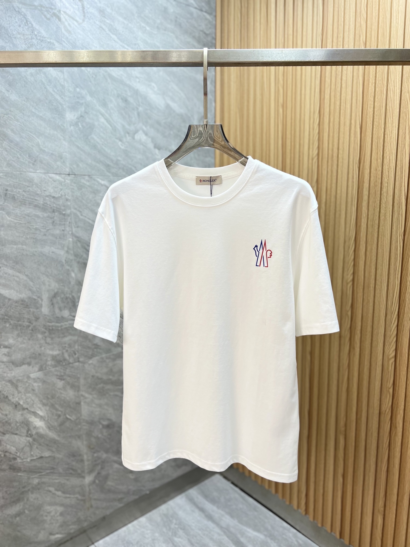 NO:757315,Moncler/Moncler 2026 spring and summer new products, complete with three labels, mercerized cotton round neck short-sleeved T-shirt, counter size M-XXXL / recommended L, Moncler, T-shirt, tees, t-shirt,19860909Moncler/蒙口 2026年春夏新品上新 三标齐全 丝光棉圆领短袖T恤 专柜码数M-XXXL /建议L,,Moncler,T-shirt,tees，t-shirt,,Men's clothing