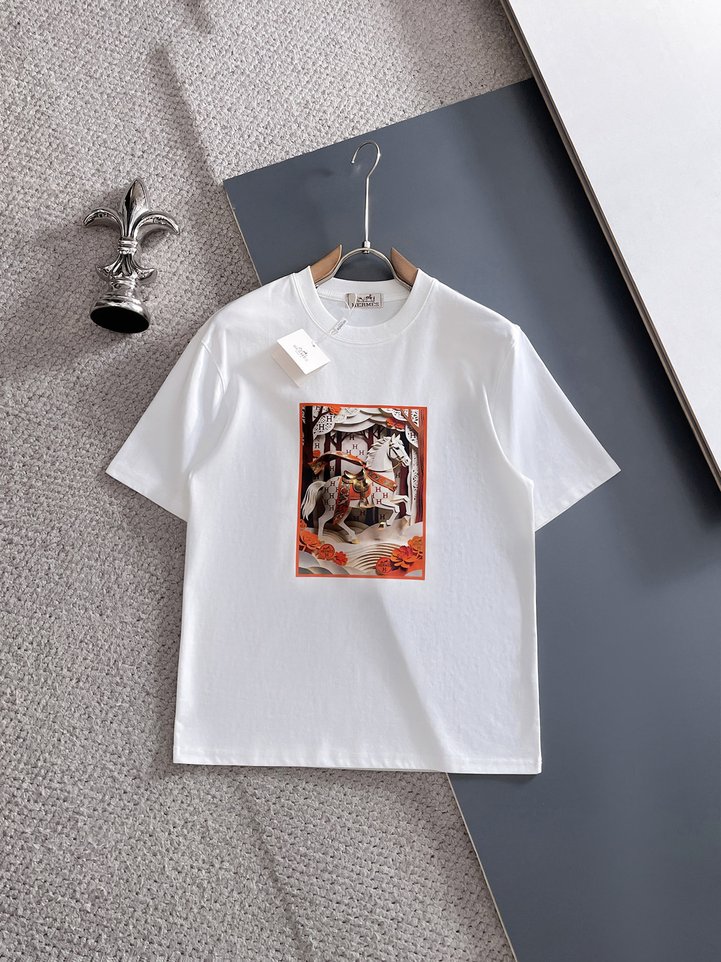 NO:933618,hermes/Hermes 2026 spring and summer new products, complete with three standards, mercerized cotton round neck short-sleeved T-shirt, size M-XXXL / recommended L,, hermes, hermes, T-shirt, tees, t-shirt,19860909hermes/爱马仕 2026年春夏新品上新 三标齐全 丝光棉圆领短袖T恤 码数 M-XXXL /建议L,,hermes,hermes,T-shirt,tees，t-shirt,,Men's clothing