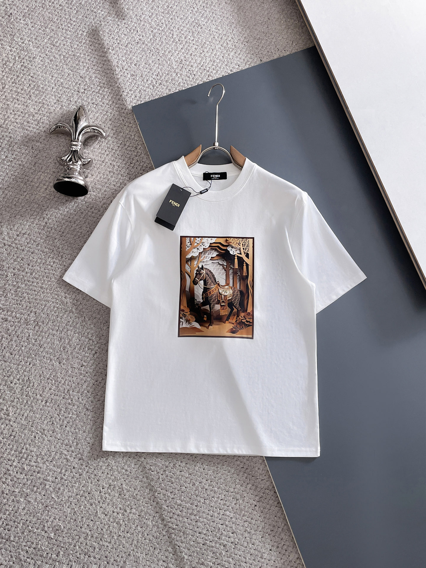 NO:847570,fendi/Fendi 2026 spring and summer new products, complete with three labels, round neck mercerized cotton short-sleeved T-shirt, counter size M-XXXL / recommended L,, fendi, fendi, T-shirt, tees, t-shirt,19860909fendi/芬迪 2026春夏新品 三标齐全 圆领丝光棉短袖T恤 专柜码数M-XXXL /建议L,,fendi,fendi,T-shirt,tees，t-shirt,,Men's clothing