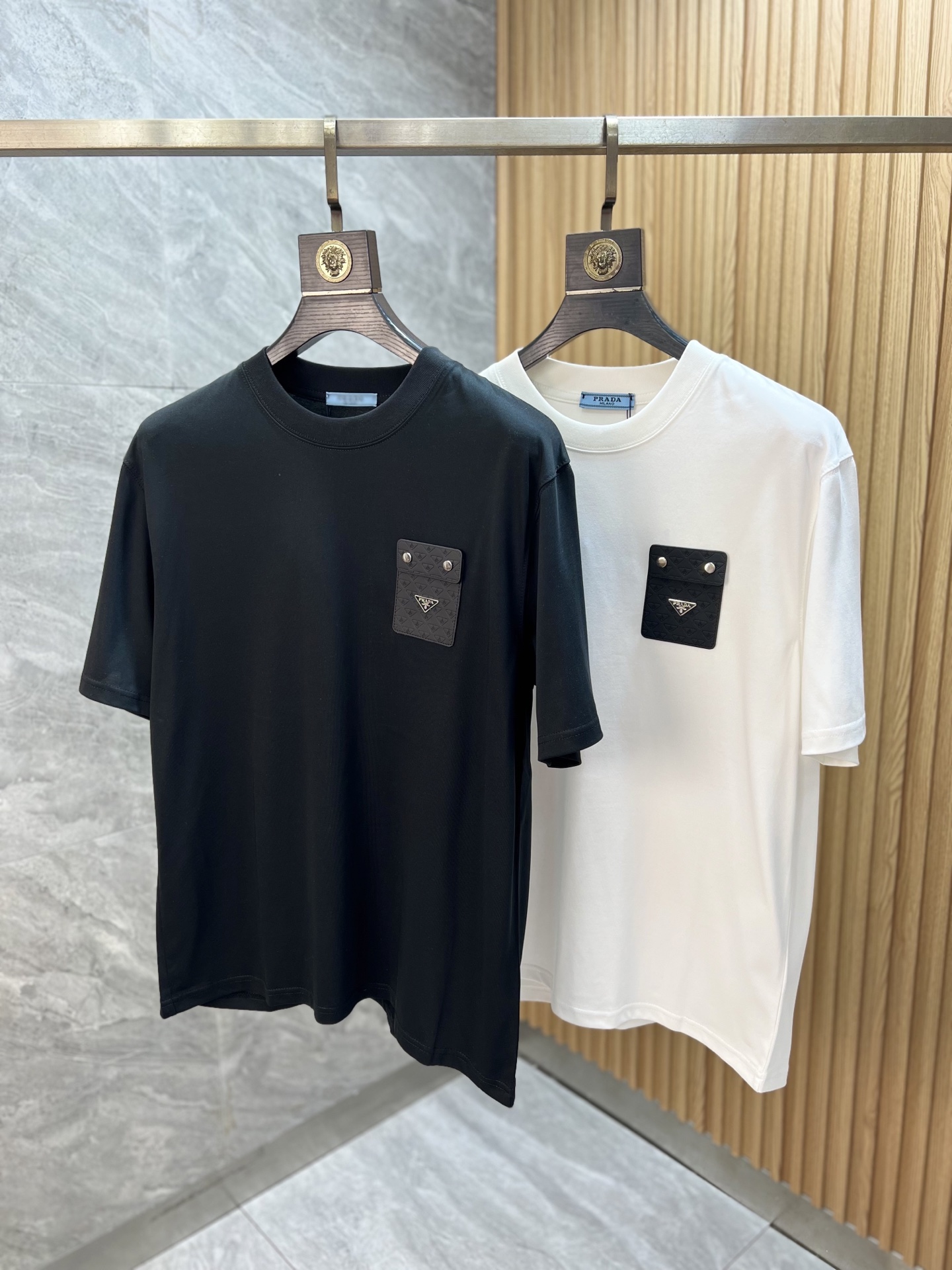 NO:760310,Prada/Prada 2026 spring and summer new products, complete with three standards, pure cotton round neck short-sleeved T-shirt, size M-XXXL 175/140, recommended L,, prada, prada, T-shirt, tees, t-shirt,19860909Prada/普拉达 2026春夏新品上新 三标齐全 纯棉圆领短袖T恤 码数M-XXXL 175/140建议L,,prada,prada,T-shirt,tees，t-shirt,,Men's clothing