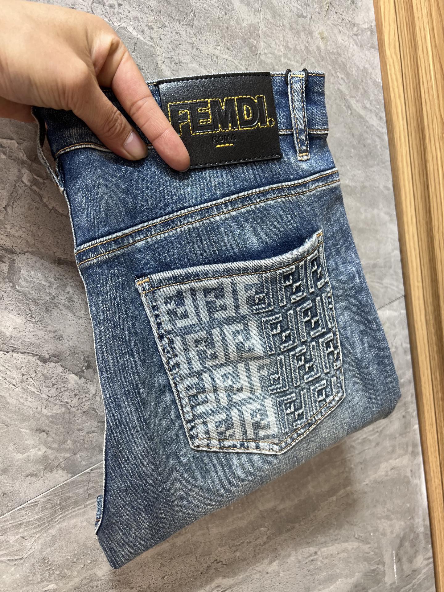 NO:908177,Fendi/Fendi 2026 spring and summer new products, complete with three labels, jeans, good products, no need to introduce too much, look at the details, counter size 29-38, 175/140, upper body size 32,,fendi,fendi,jeans,19860909Fendi/芬迪 2026春夏新品 三标齐全 牛仔裤 好货不用过多介绍 看细节 专柜码数29-38 175/140上身32码,,fendi,fendi,jeans,,Men's clothing