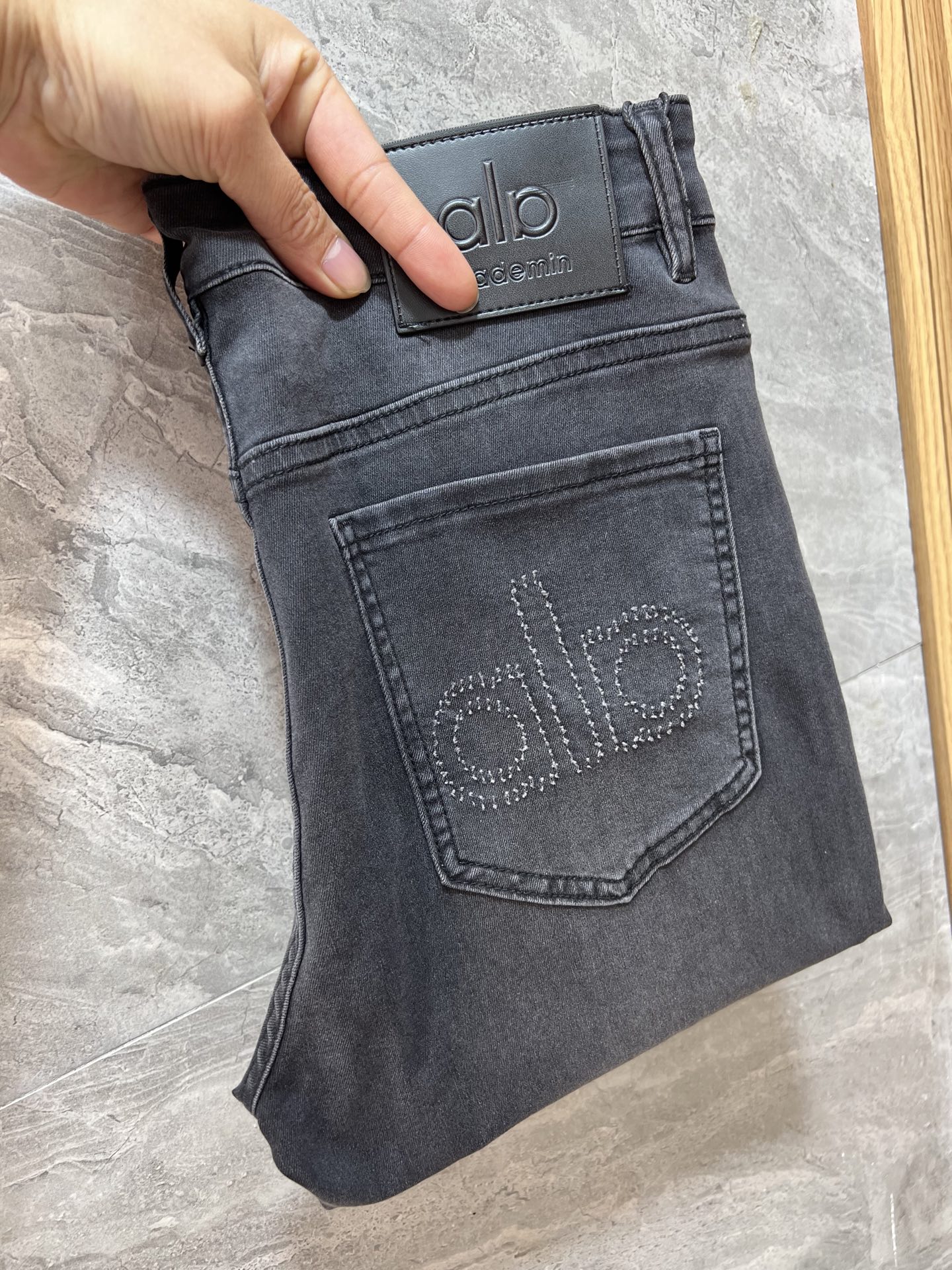 NO:908187,alo 2026 spring and summer new products, complete with three labels, jeans, good products, no need to introduce too much, look at the details, the counter size is 29-38, 175/140, upper body size 32,,jeans,19860909alo 2026春夏新品 三标齐全 牛仔裤 好货不用过多介绍 看细节 专柜码数29-38 175/140上身32码,,jeans,,Men's clothing