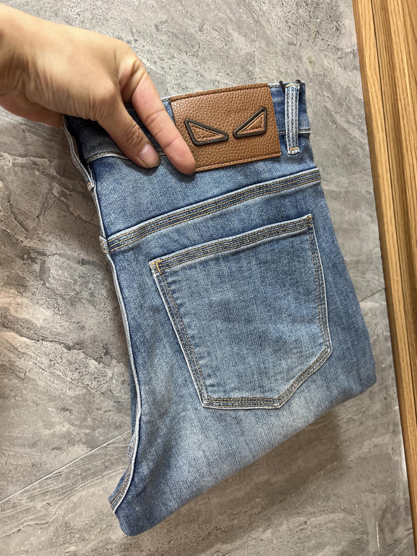 NO:934905,Fendi/Fendi 2026 spring and summer new products, complete with three labels, jeans, good products, no need to introduce too much, look at the details, counter size 29-38 / upper body size 32,,fendi,fendi,jeans,19860909Fendi/芬迪 2026春夏新品 三标齐全 牛仔裤 好货不用过多介绍 看细节 专柜码数29-38 /上身32码,,fendi,fendi,jeans,,Men's clothing