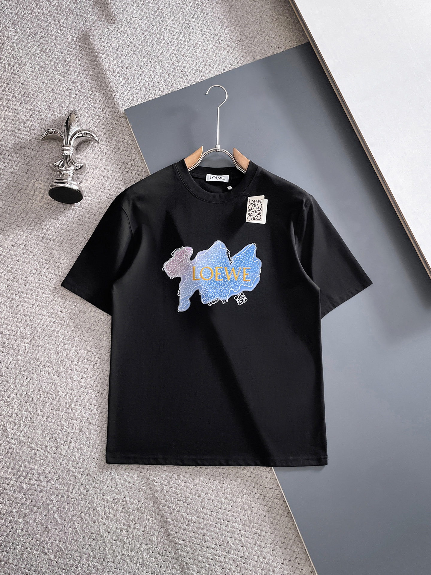 NO:847573,Loewe/Luo Yiwei 2026 spring and summer new products, complete with three standards, round neck mercerized cotton short-sleeved T-shirt, counter size M-XXXL / recommended L,, loewe, loewe, T-shirt, tees, t-shirt,19860909Loewe/罗意威 2026春夏新品 三标齐全 圆领丝光棉短袖T恤 专柜码数M-XXXL /建议L,,loewe,loewe,T-shirt,tees，t-shirt,,Men's clothing