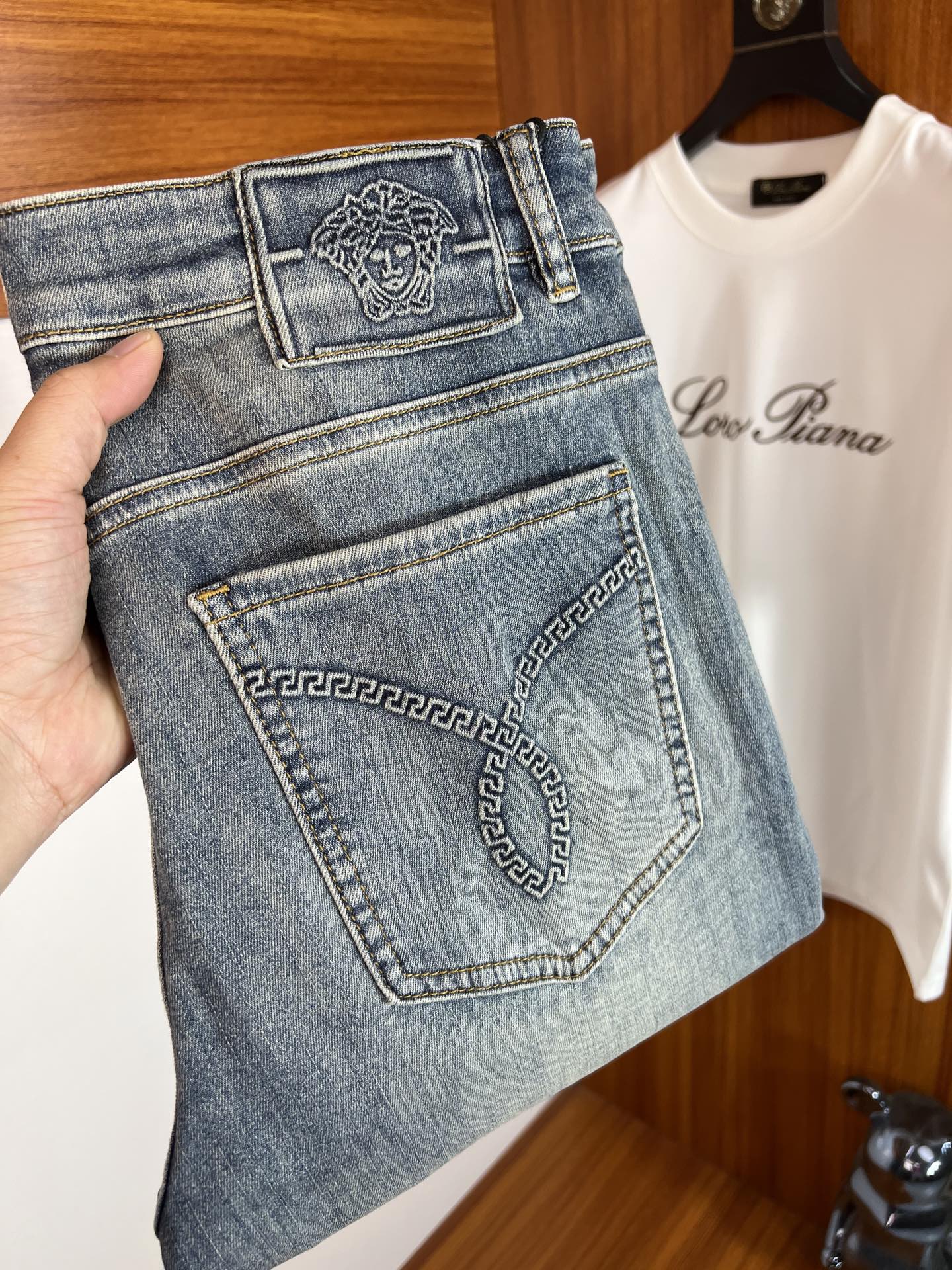NO:735696,Versace/Versace 2026 spring and summer new products, complete with three labels, jeans, good products, no need to introduce too much, look at the details, counter size 29-38 / upper body size 32,,versace,versace,jeans,19860909Versace/范思哲 2026春夏新品 三标齐全 牛仔裤 好货不用过多介绍 看细节 专柜码数29-38 /上身32码,,versace,versace,jeans,,Men's clothing