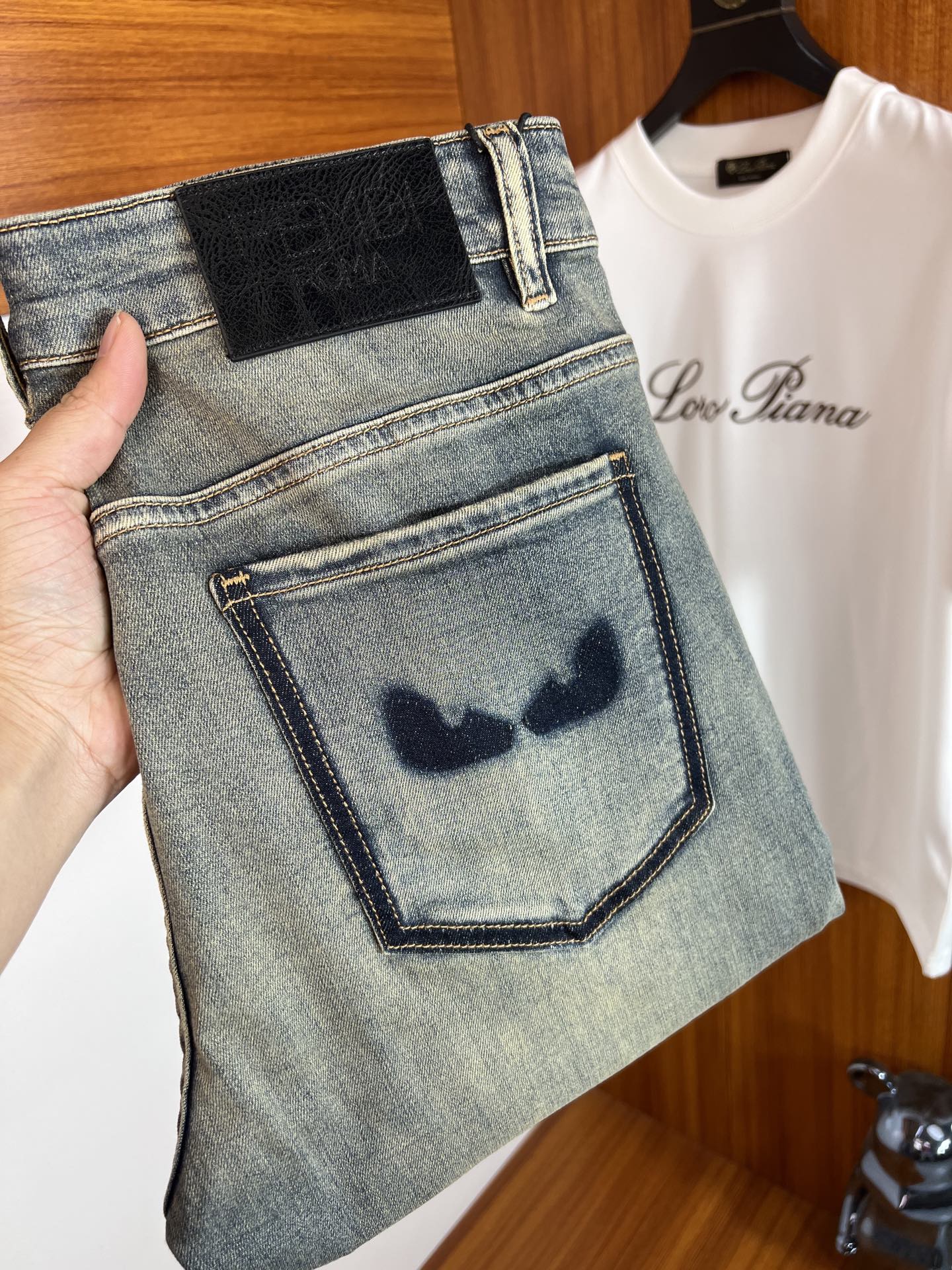 NO:735701,Fendi/Fendi 2026 spring and summer new products, complete with three labels, jeans, good products, no need to introduce too much, look at the details, counter size 29-38 / upper body size 32,,fendi,fendi,jeans,19860909Fendi/芬迪 2026春夏新品 三标齐全 牛仔裤 好货不用过多介绍 看细节 专柜码数29-38 /上身32码,,fendi,fendi,jeans,,Men's clothing