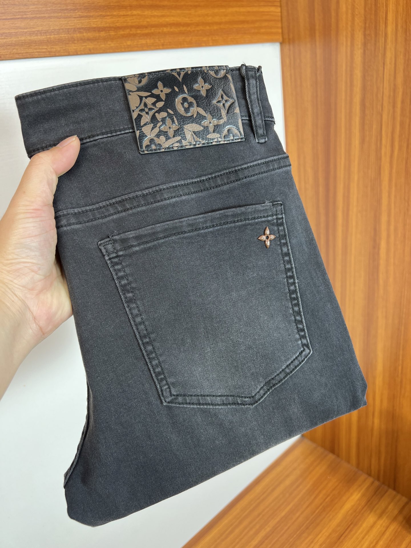 NO:735687,LV/Louis Vuitton 2026 spring and summer new products, complete with three labels, jeans, good products, no need to introduce too much, look at the details, counter size 29-38 / upper body size 32,, louis vuitton, louis vuitton, jeans,19860909LV/路易威登 2026春夏新品 三标齐全 牛仔裤 好货不用过多介绍 看细节 专柜码数29-38 /上身32码,,louis vuitton,louis vuitton,jeans,,Men's clothing