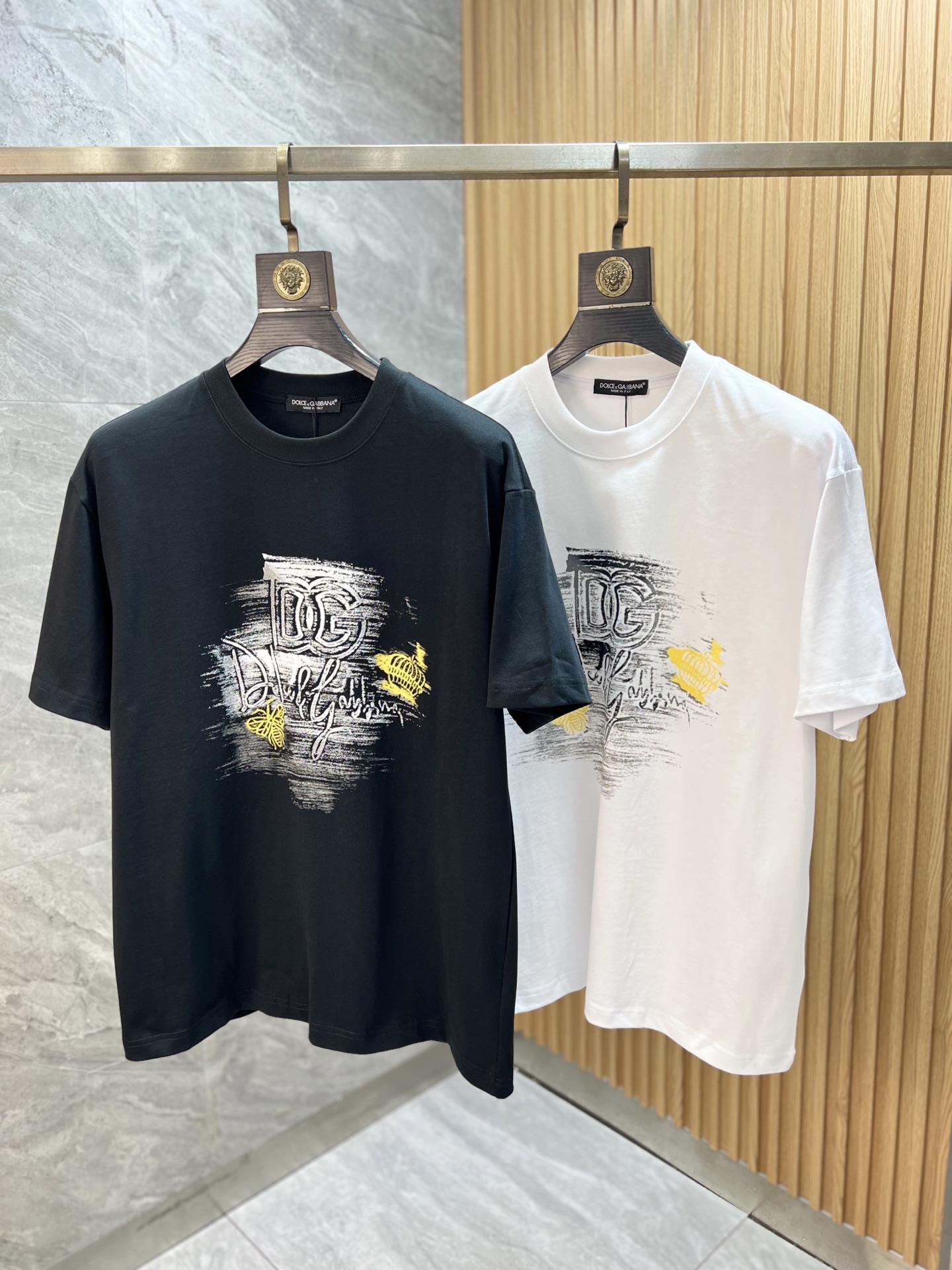 NO:735678,DG/Dolce & Gabbana 2026 spring and summer new products, complete with three standards, pure cotton round neck short-sleeved T-shirt, size S-XL / recommended M, Dolce&Gabbana, T-shirt, tees, t-shirt,19860909DG/杜嘉班纳 2026春夏新品上新 三标齐全 纯棉圆领短袖T恤 码数S-XL /建议M,,Dolce&Gabbana,T-shirt,tees，t-shirt,,Men's clothing