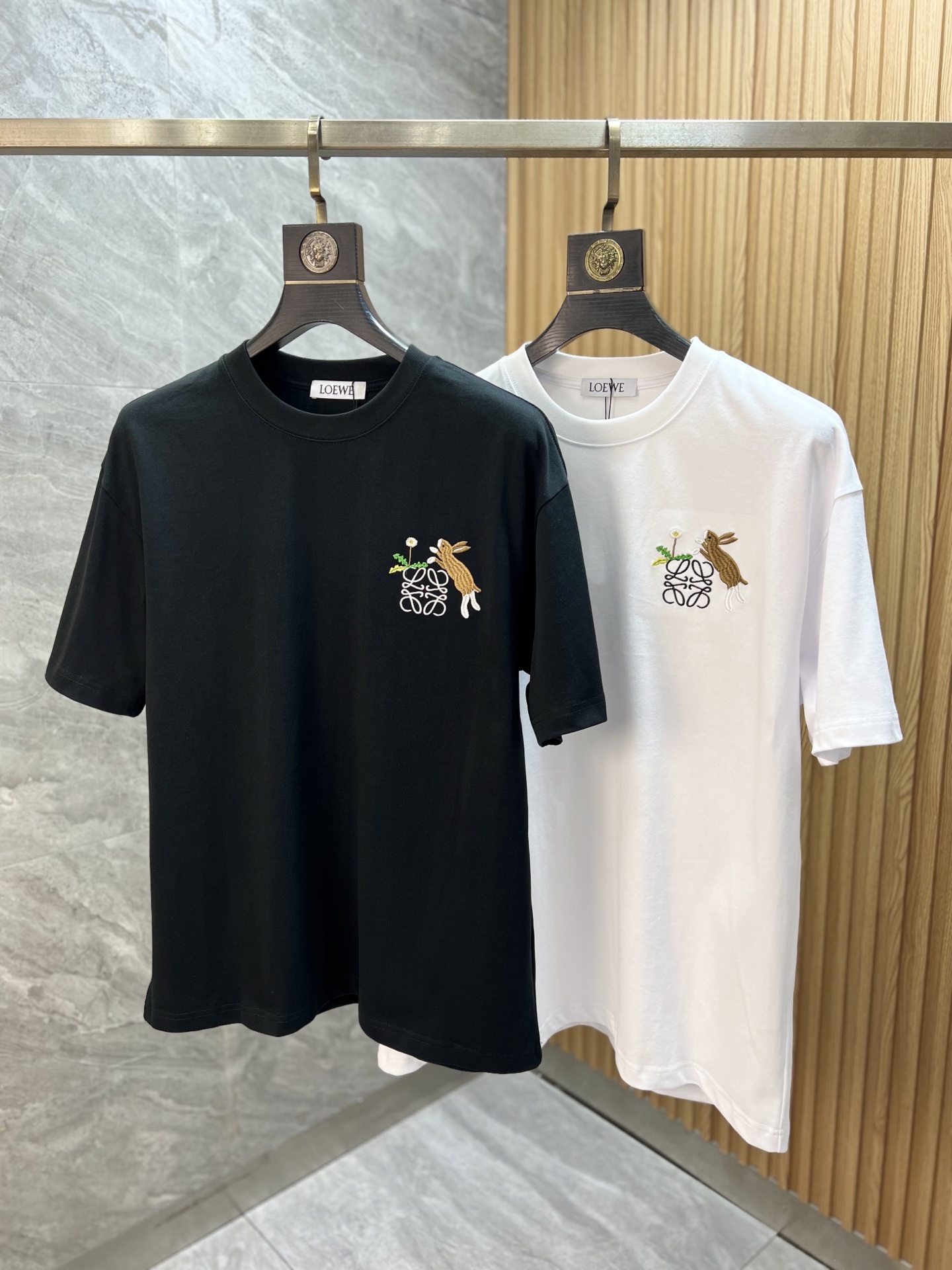 NO:735688,Loewe/Luoyiwei 2026 spring and summer new products, complete with three standards, pure cotton round neck short-sleeved T-shirt, size S-XL / recommended M,, loewe, loewe, T-shirt, tees, t-shirt,19860909Loewe/罗意威 2026春夏新品上新 三标齐全 纯棉圆领短袖T恤 码数S-XL /建议M,,loewe,loewe,T-shirt,tees，t-shirt,,Men's clothing