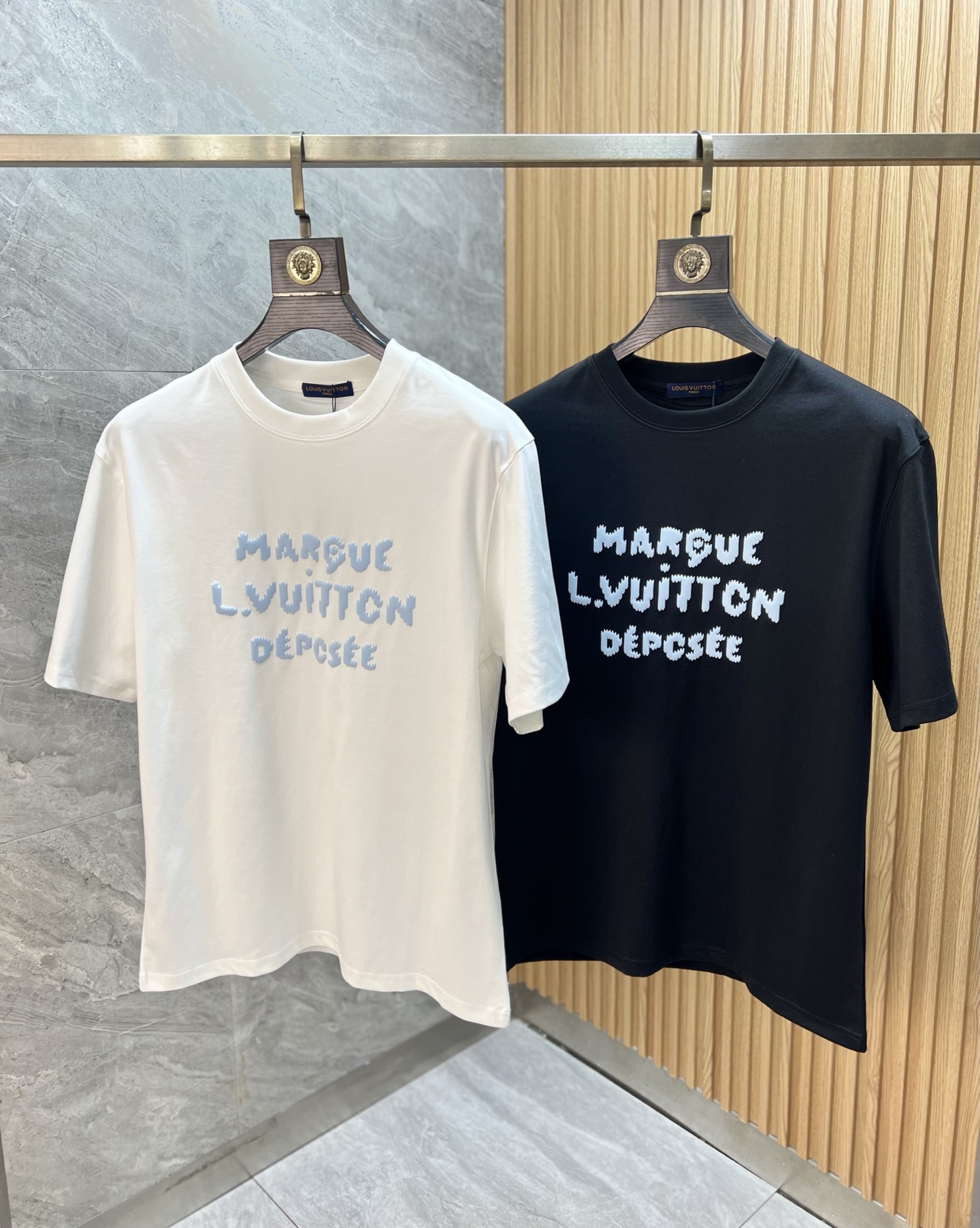 NO:735716,LV/Louis Vuitton 2026 spring and summer new products, complete with three labels, mercerized cotton round neck short-sleeved T-shirt, counter size M-XXXL / recommended L,, louis vuitton, louis vuitton, T-shirt, tees, t-shirt,19860909LV/路易威登 2026年春夏新品上新 三标齐全 丝光棉圆领短袖T恤 专柜码数M-XXXL /建议L,,louis vuitton,louis vuitton,T-shirt,tees，t-shirt,,Men's clothing