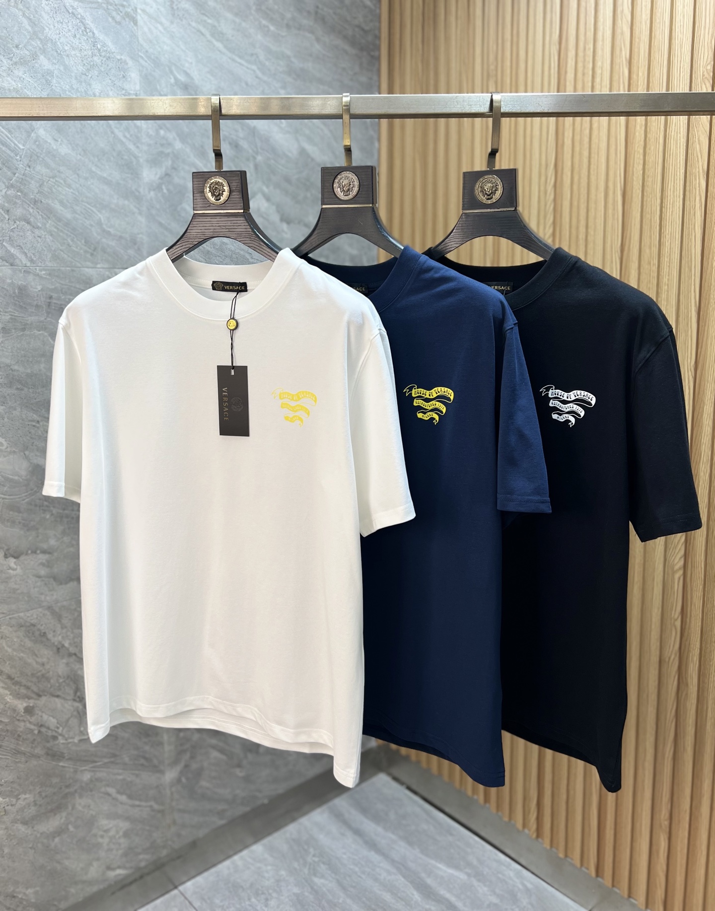 NO:735731,Versace/Versace 2026 spring and summer new products, complete with three labels, pure cotton round neck short-sleeved T-shirt, counter size M-XXXL / recommended L,,versace,versace,T-shirt,tees,t-shirt,19860909Versace/范思哲 2026年春夏新品上新 三标齐全 纯棉圆领短袖T恤 专柜码数M-XXXL /建议L,,versace,versace,T-shirt,tees，t-shirt,,Men's clothing