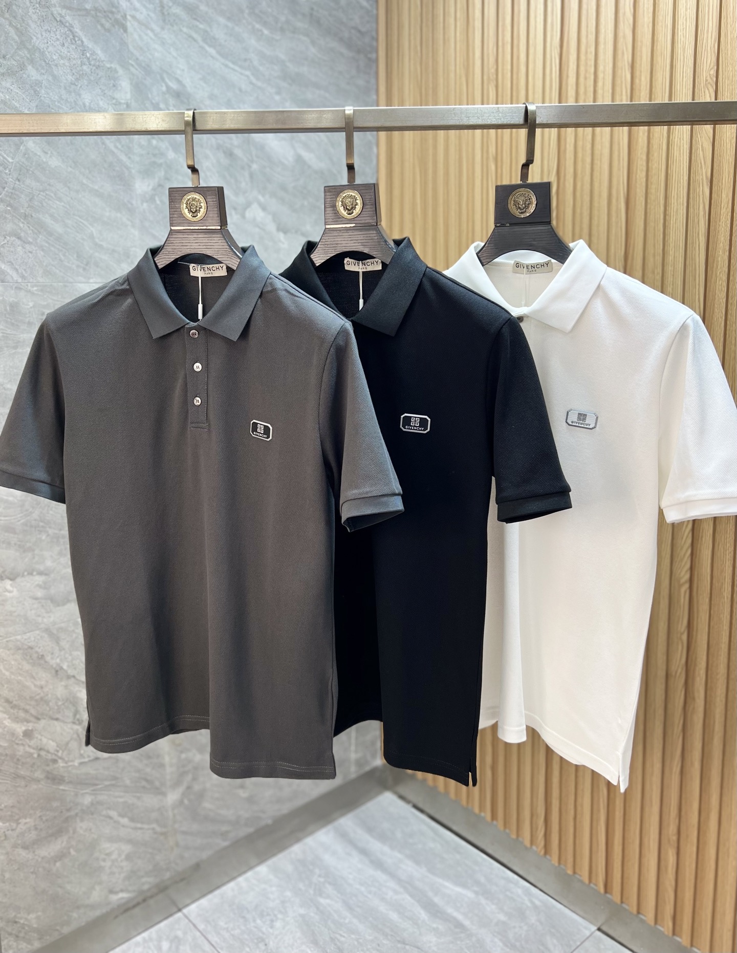 NO:735728,give/Givenchy 2026 spring and summer new products, complete with three labels, lapel short-sleeved polo shirt, counter size M-XXXL / recommended L,,givenchy,givenchy,T-shirt,19860909give/纪梵希 2026年春夏新品上新 三标齐全 翻领短袖polo衫 专柜码数M-XXXL /建议L,,givenchy,givenchy,T-shirt,,Men's clothing