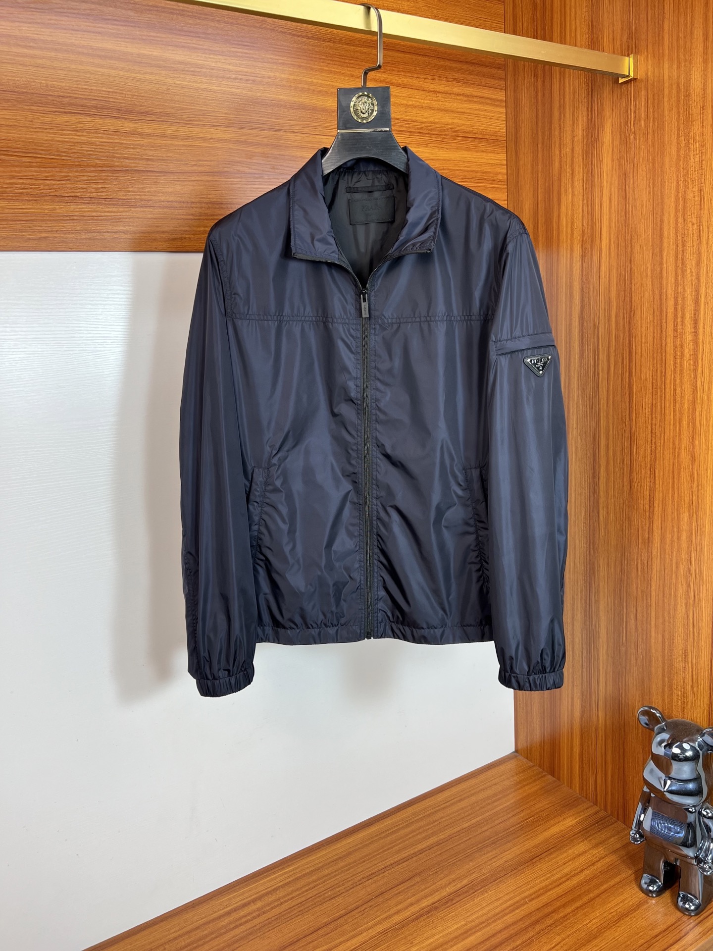 NO:744492,Prada/Prada 2026 spring and summer new products are launched, complete with three standards, jackets and coats. Good products need no introduction. Look at the details. Counter size M-XXXL 175/140 recommended L,, prada, prada, jackets & coats, jackets & coats,19860909Prada/普拉达 2026春夏新品上新 三标齐全 夹克外套 好货不用过多介绍 看细节 专柜码数M-XXXL 175/140建议L,,prada,prada,jackets & coats,jackets & coats,,Men's clothing