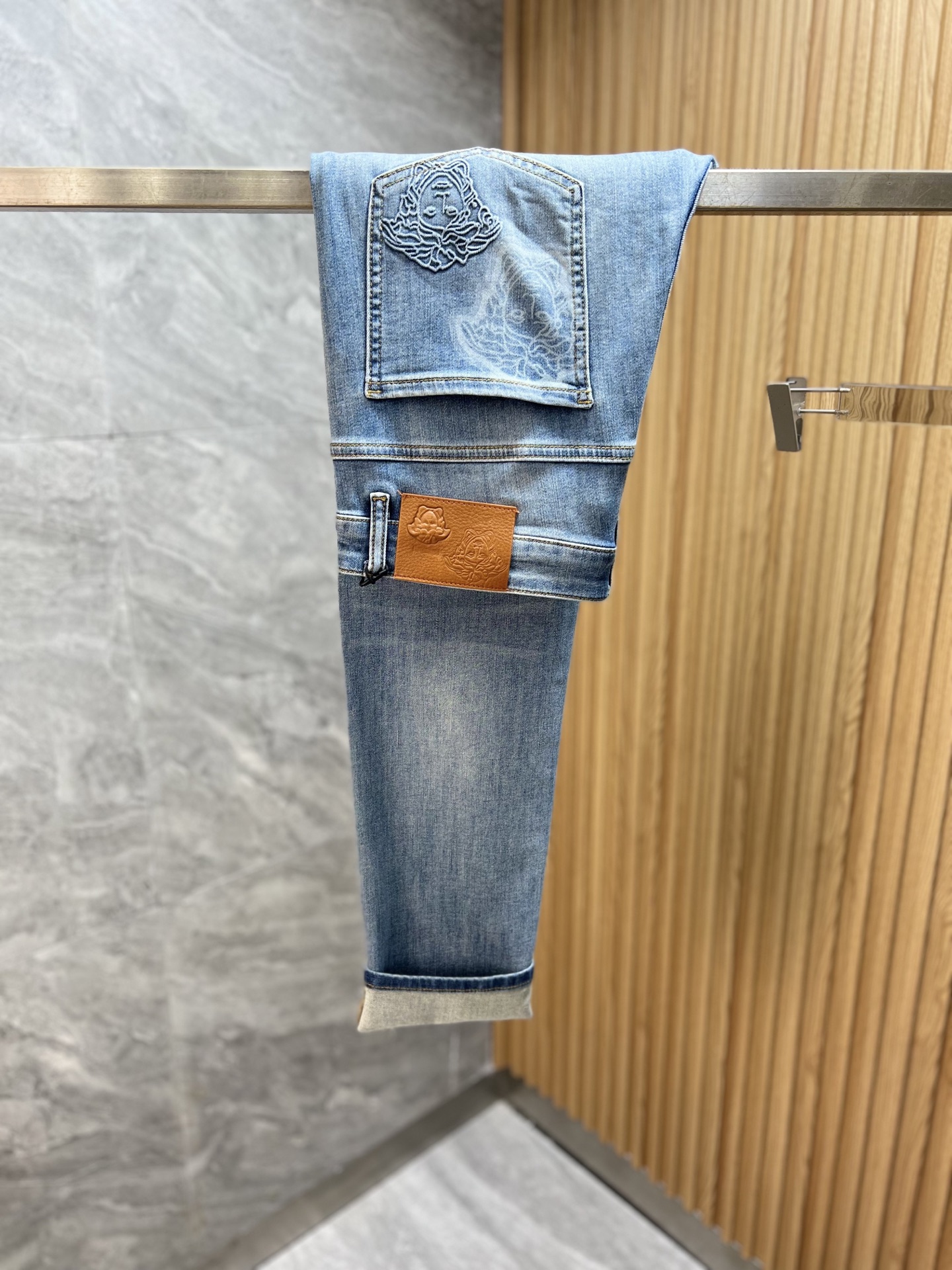 NO:744475,Versace/Versace 2026 spring and summer new products, complete with three labels, jeans, good products, no need to introduce too much, look at the details, counter size 29-38, 175/140, upper body size 32,,versace,versace,jeans,19860909Versace/范思哲 2026春夏新品 三标齐全 牛仔裤 好货不用过多介绍 看细节 专柜码数29-38 175/140上身32码,,versace,versace,jeans,,Men's clothing