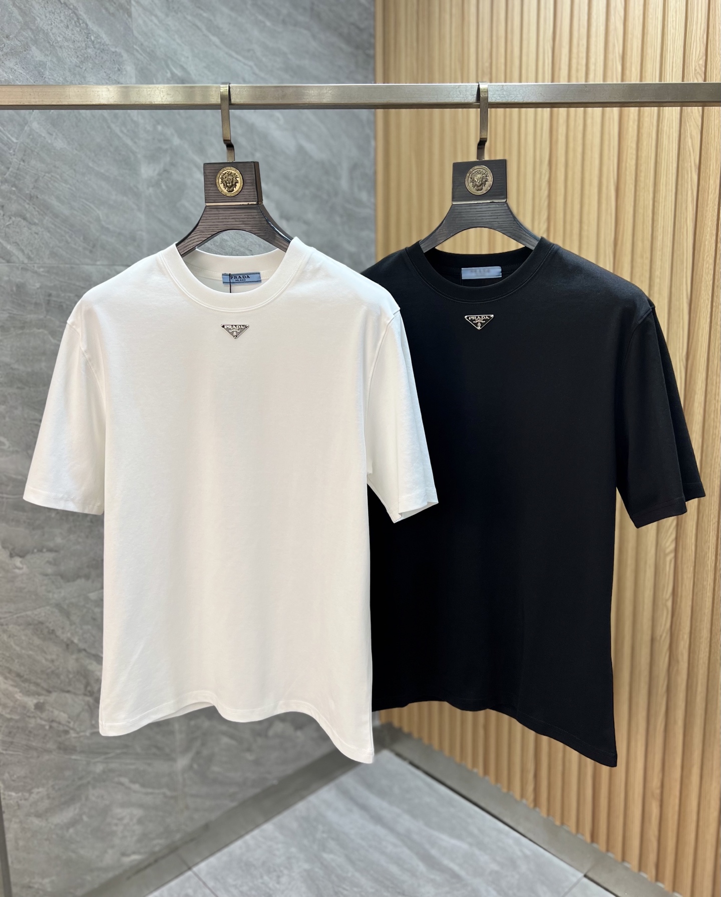NO:744505,Prada/Prada 2026 spring and summer new products, complete with three labels, mercerized cotton short-sleeved T-shirt, good product without too much introduction, look at the details, counter size M-XXXL 175/140, recommended L,, prada, prada, T-shirt, tees, t-shirt,19860909Prada/普拉达 2026春夏新品 三标齐全 丝光棉短袖T恤 好货不用过多介绍 看细节 专柜码数M-XXXL 175/140建议L,,prada,prada,T-shirt,tees，t-shirt,,Men's clothing