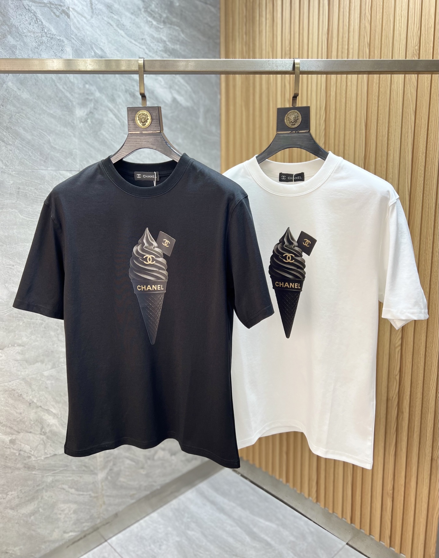 NO:744512,Charlie/Chanel 2026 spring and summer new products, complete with three labels, mercerized cotton short-sleeved T-shirt, good product without too much introduction, look at the details, counter size M-XXXL 175/140, recommended L,,chanel,T-shirt,tees,t-shirt,19860909Charlie/香奈儿 2026春夏新品 三标齐全 丝光棉短袖T恤 好货不用过多介绍 看细节 专柜码数M-XXXL 175/140建议L,,chanel,T-shirt,tees，t-shirt,,Men's clothing