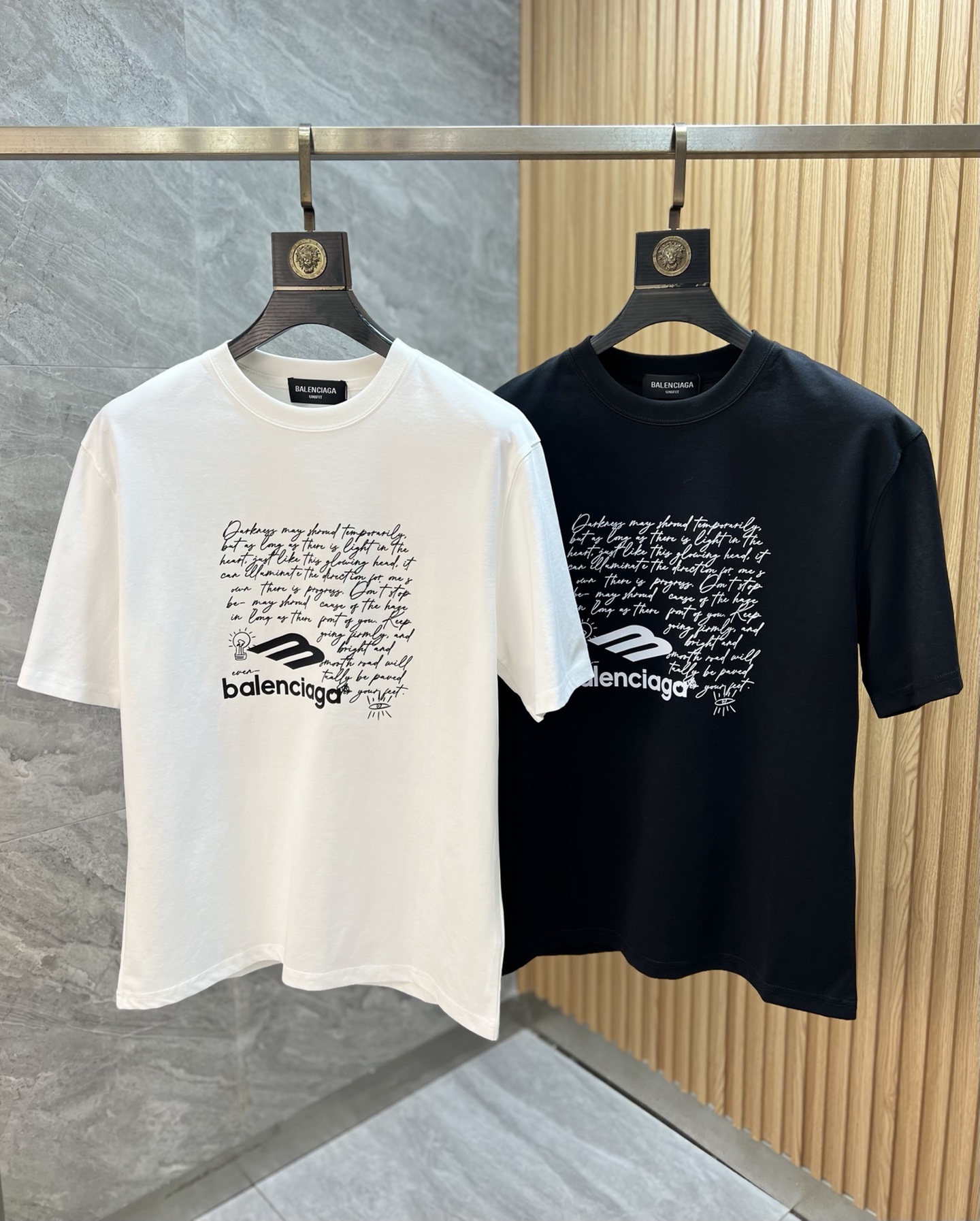 NO:744575,Balenciaga/Balenciaga 2026 spring and summer new products, complete with three labels, mercerized cotton short-sleeved T-shirt, good product without too much introduction, look at the details, counter size M-XXXL 175/140, recommended L,, balenciaga, balenciaga, T-shirt, tees, t-shirt,19860909Balenciaga/巴黎世家 2026春夏新品 三标齐全 丝光棉短袖T恤 好货不用过多介绍 看细节 专柜码数M-XXXL 175/140建议L,,balenciaga,balenciaga,T-shirt,tees，t-shirt,,Men's clothing