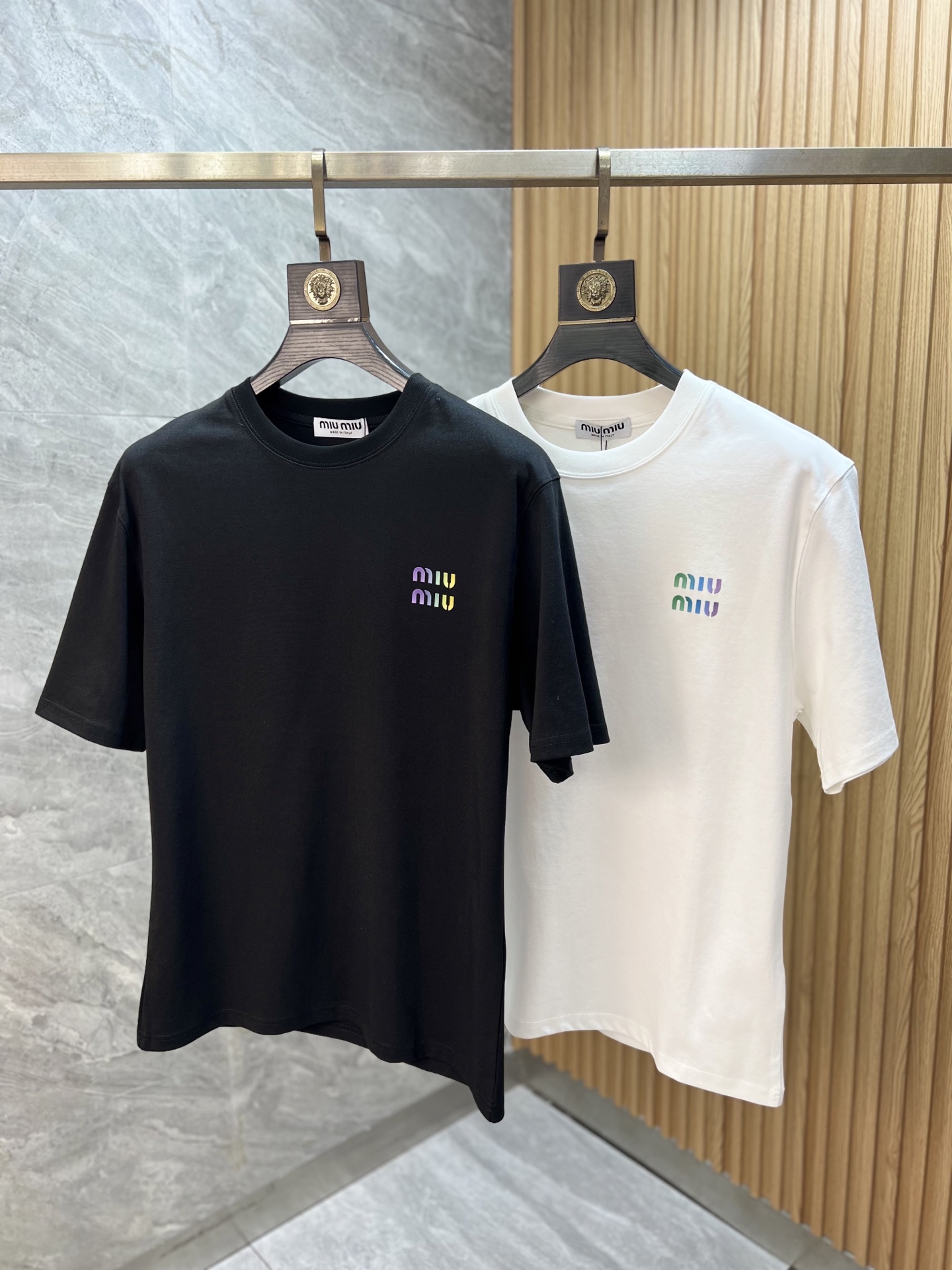 NO:744581,MiuMiu 2026 spring and summer new products, complete with three labels, mercerized cotton short-sleeved T-shirt, good product, no need to introduce too much, look at the details, counter size M-XXXL 175/140, recommended L,, miumiu, T-shirt, tees, t-shirt,19860909MiuMiu 2026春夏新品 三标齐全 丝光棉短袖T恤 好货不用过多介绍 看细节 专柜码数M-XXXL 175/140建议L,,miumiu,T-shirt,tees，t-shirt,,Men's clothing