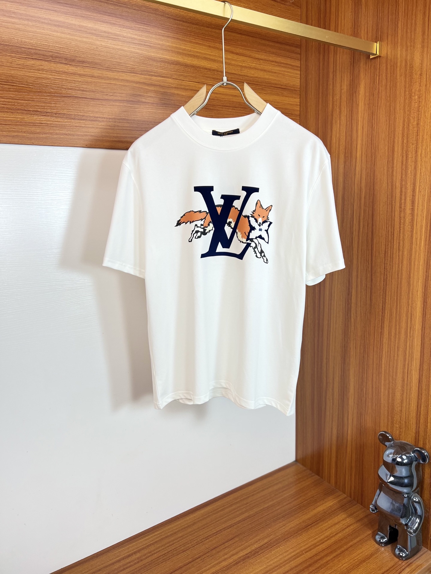 NO:912952,LV/Louis Vuitton 2026 spring and summer new products, complete with three labels, pure cotton round neck short-sleeved T-shirt, good product without too much introduction, look at the details, counter size M-XXXL 175/140 recommended L,, louis vuitton, louis vuitton, T-shirt, tees, t-shirt,19860909LV/路易威登 2026年春夏新品上新 三标齐全 纯棉圆领短袖T恤 好货不用过多介绍 看细节 专柜码数M-XXXL 175/140建议L,,louis vuitton,louis vuitton,T-shirt,tees，t-shirt,,Men's clothing