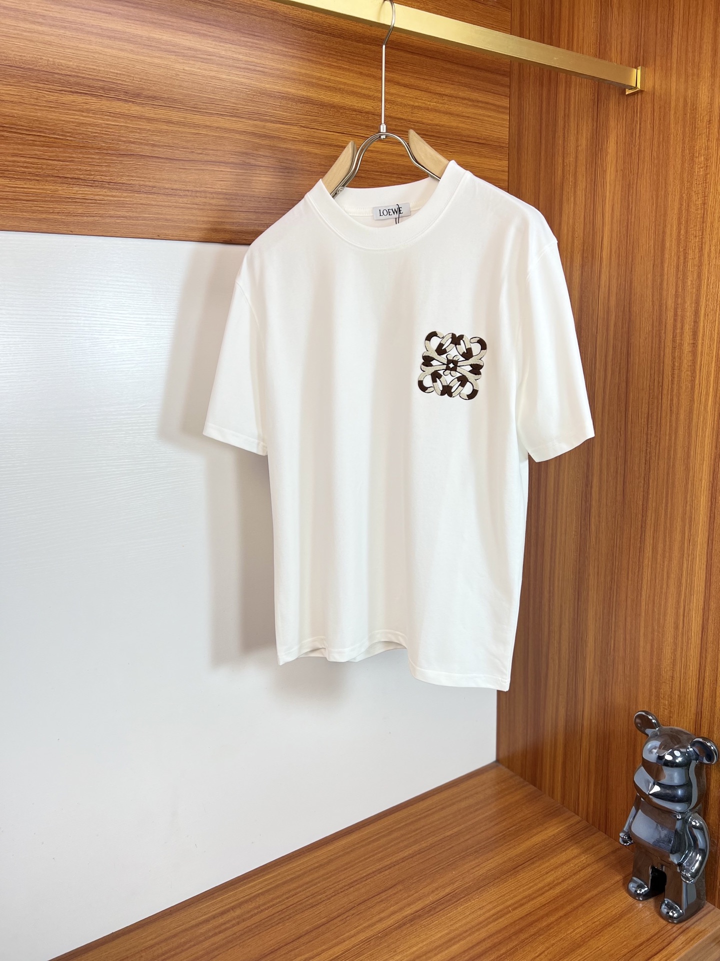 NO:912949,Loewe/Luo Yiwei 2026 spring and summer new products, complete with three labels, pure cotton round neck short-sleeved T-shirt, good product does not need to be introduced too much, look at the details, counter size M-XXXL 175/140, recommended L,, loewe, loewe, T-shirt, tees, t-shirt,19860909Loewe/罗意威 2026年春夏新品上新 三标齐全 纯棉圆领短袖T恤 好货不用过多介绍 看细节 专柜码数M-XXXL 175/140建议L,,loewe,loewe,T-shirt,tees，t-shirt,,Men's clothing