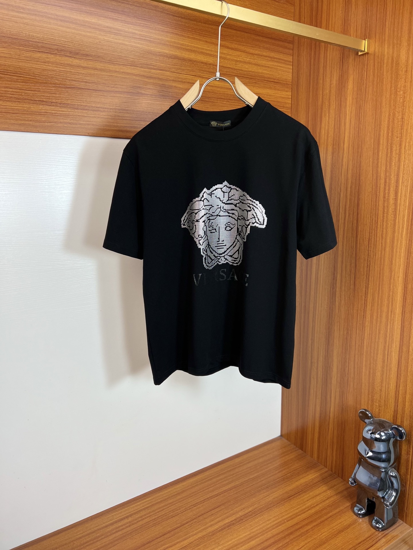 NO:912951,Versace/Versace 2026 spring and summer new products, complete with three labels, pure cotton round neck short-sleeved T-shirt, good product without too much introduction, look at the details, counter size M-XXXL 175/140, recommended L,,versace,versace,T-shirt,tees,t-shirt,19860909Versace/范思哲 2026年春夏新品上新 三标齐全 纯棉圆领短袖T恤 好货不用过多介绍 看细节 专柜码数M-XXXL 175/140建议L,,versace,versace,T-shirt,tees，t-shirt,,Men's clothing