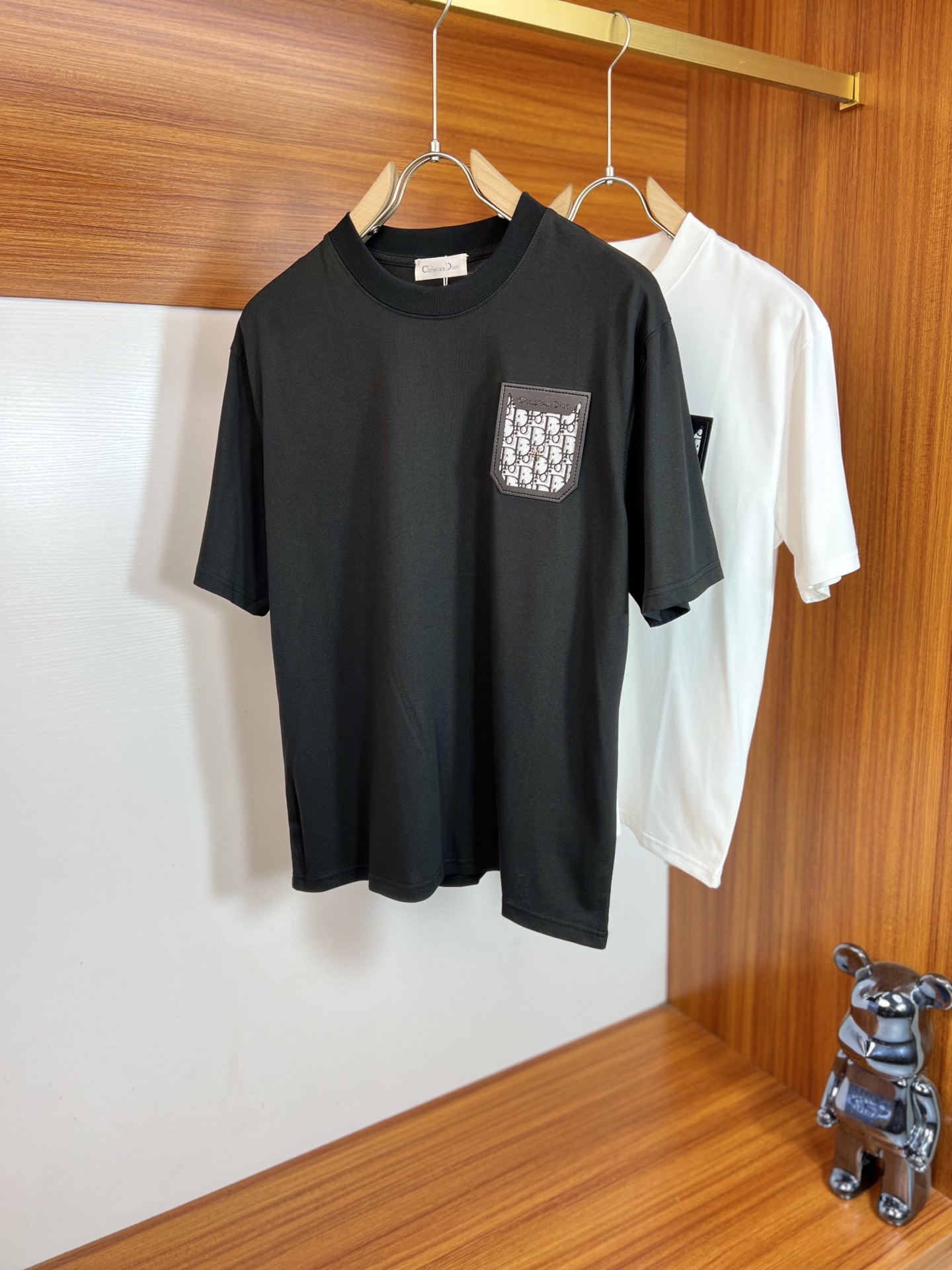 NO:912955,Dior/Dior 2026 spring and summer new products, complete with three labels, pure cotton round neck short-sleeved T-shirt, good product without too much introduction, look at the details, counter size M-XXXL 175/140, recommended L,, dior, dior, T-shirt, tees, t-shirt,19860909Dior/迪奥 2026年春夏新品上新 三标齐全 纯棉圆领短袖T恤 好货不用过多介绍 看细节 专柜码数M-XXXL 175/140建议L,,dior,dior,T-shirt,tees，t-shirt,,Men's clothing