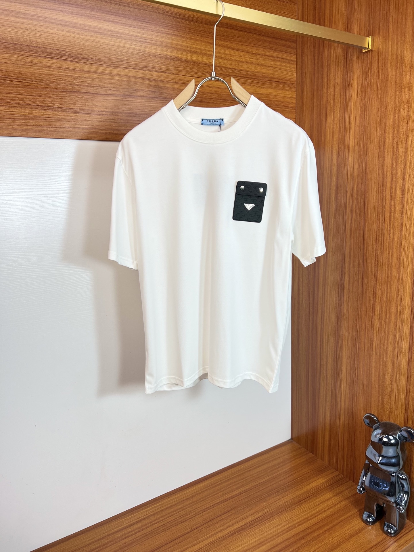 NO:912957,Prada/Prada 2026 spring and summer new products, complete with three labels, pure cotton round neck short-sleeved T-shirt, good product without too much introduction, look at the details, counter size M-XXXL 175/140, recommended L,, prada, prada, T-shirt, tees, t-shirt,19860909Prada/普拉达 2026年春夏新品上新 三标齐全 纯棉圆领短袖T恤 好货不用过多介绍 看细节 专柜码数M-XXXL 175/140建议L,,prada,prada,T-shirt,tees，t-shirt,,Men's clothing