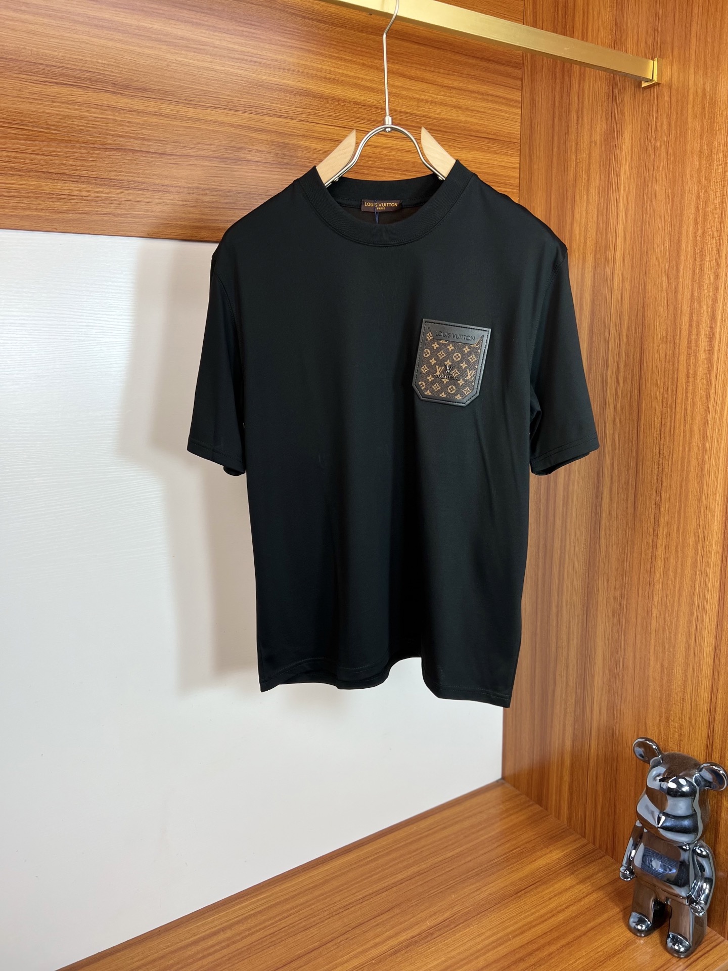 NO:912969,LV/Louis Vuitton 2026 spring and summer new products, complete with three labels, pure cotton round neck short-sleeved T-shirt, good product without too much introduction, look at the details, counter size M-XXXL 175/140 recommended L,, louis vuitton, louis vuitton, T-shirt, tees, t-shirt,19860909LV/路易威登 2026年春夏新品上新 三标齐全 纯棉圆领短袖T恤 好货不用过多介绍 看细节 专柜码数M-XXXL 175/140建议L,,louis vuitton,louis vuitton,T-shirt,tees，t-shirt,,Men's clothing
