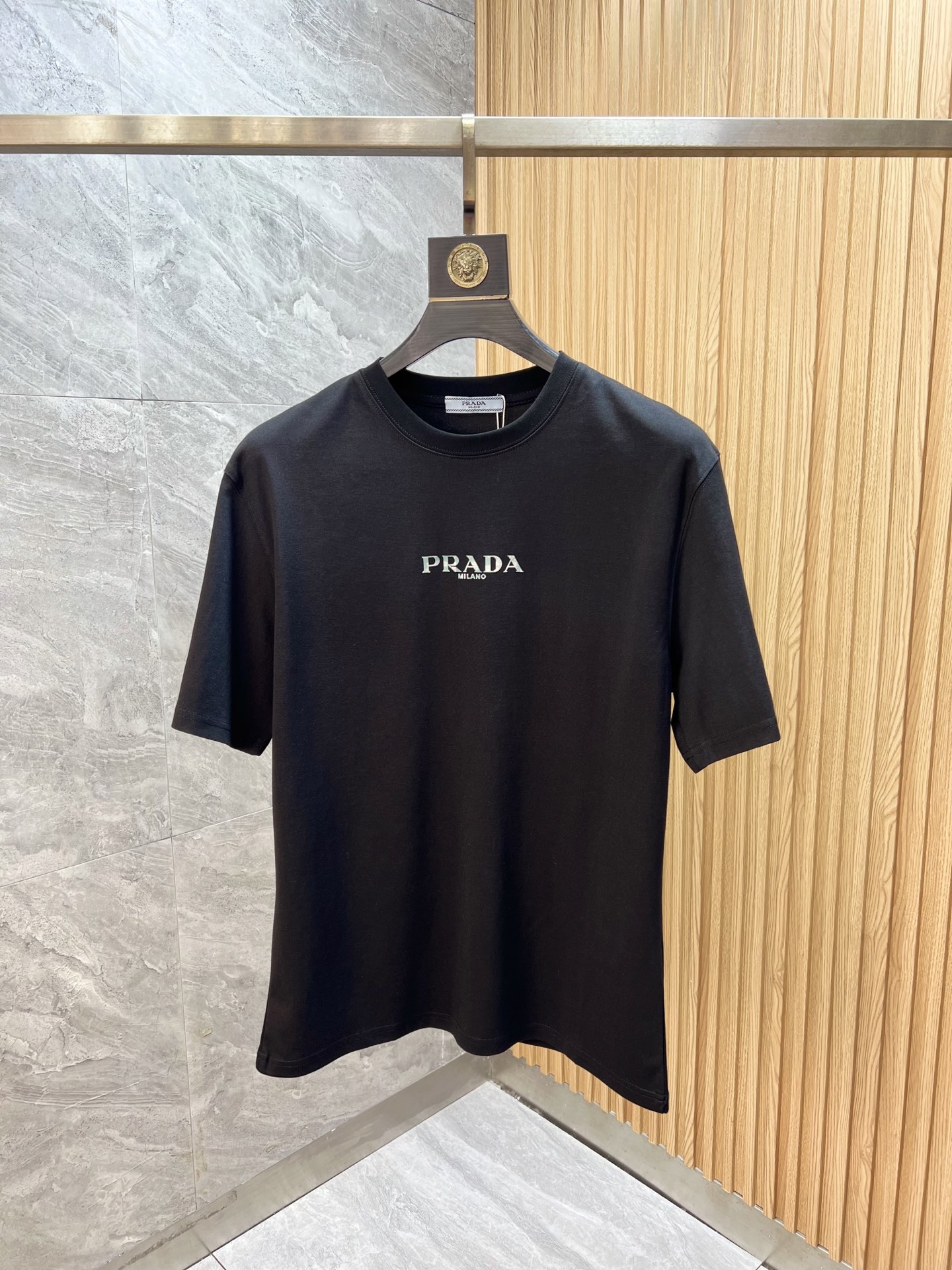 NO:836423,Prada/Prada 2026 spring and summer new products, complete with three standards, mercerized cotton round neck short-sleeved T-shirt, good product without too much introduction, look at the details, counter size M-XXXL / recommended L,,, prada, prada, T-shirt, tees, t-shirt,19860909Prada/普拉达 2026年春夏新品上新 三标齐全 丝光棉圆领短袖T恤 好货不用过多介绍 看细节 专柜码数M-XXXL /建议L,,,prada,prada,T-shirt,tees，t-shirt,,Men's clothing