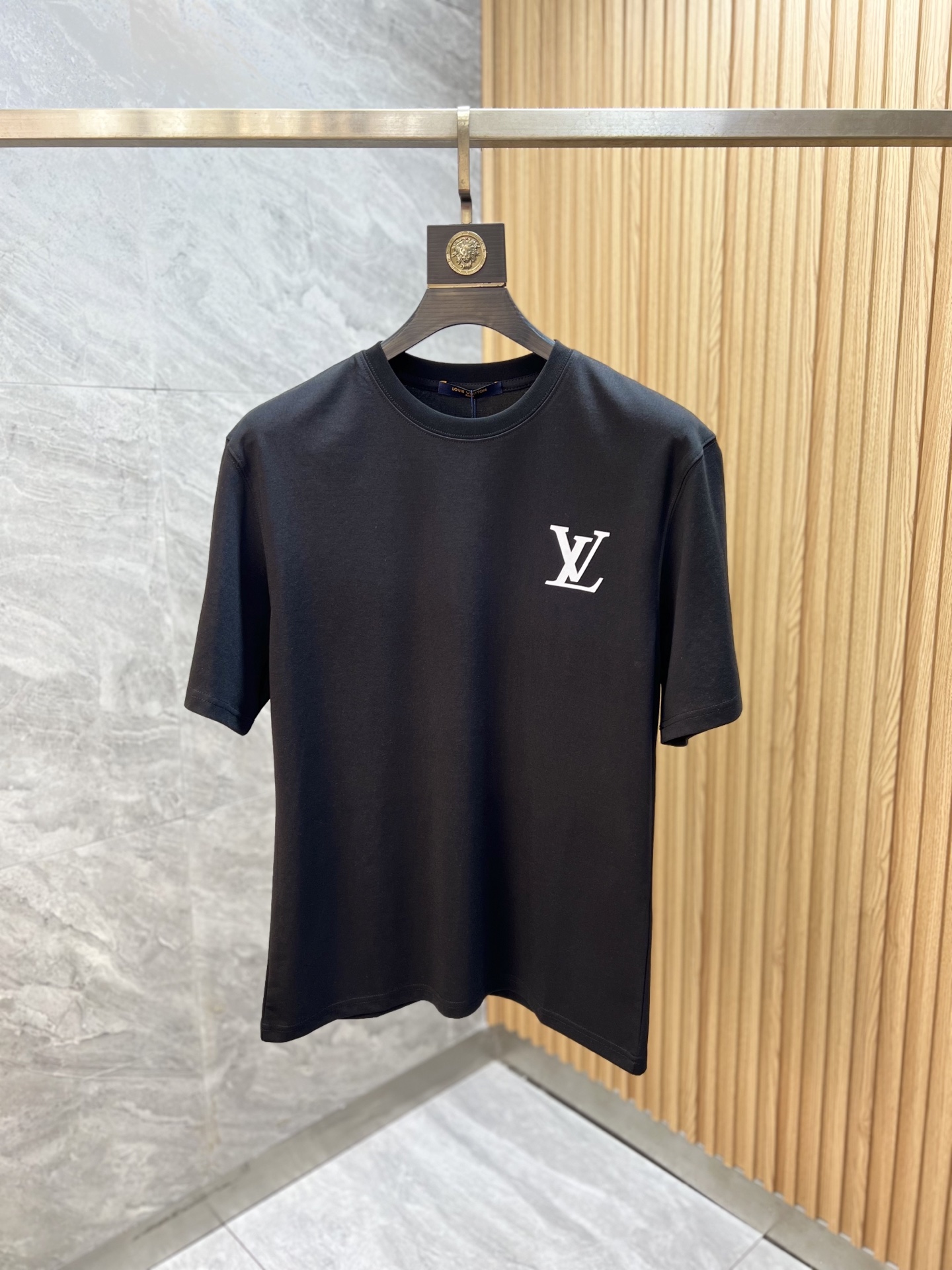 NO:836437,LV/Louis Vuitton 2026 spring and summer new products, complete with three labels, mercerized cotton round neck short-sleeved T-shirt, good product without too much introduction, look at the details, counter size M-XXXL / recommended L,,,louis vuitton,louis vuitton,T-shirt,tees,t-shirt,19860909LV/路易威登 2026年春夏新品上新 三标齐全 丝光棉圆领短袖T恤 好货不用过多介绍 看细节 专柜码数M-XXXL /建议L,,,louis vuitton,louis vuitton,T-shirt,tees，t-shirt,,Men's clothing