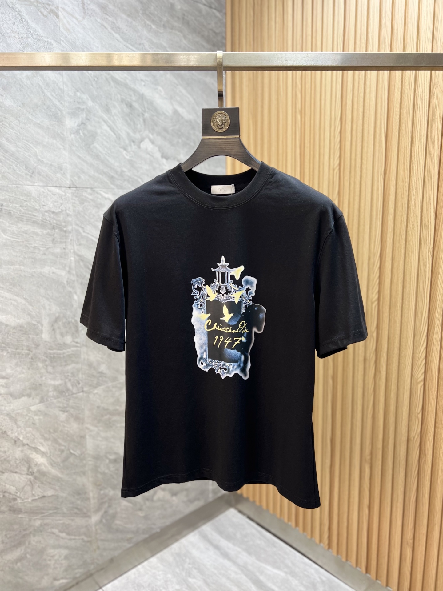 NO:836445,Dior/Dior 2026 spring and summer new products, complete with three labels, mercerized cotton round neck short-sleeved T-shirt, good product does not need to be introduced too much, look at the details, counter size M-XXXL / recommended L,,, dior, dior, T-shirt, tees, t-shirt,19860909Dior/迪奥 2026年春夏新品上新 三标齐全 丝光棉圆领短袖T恤 好货不用过多介绍 看细节 专柜码数M-XXXL /建议L,,,dior,dior,T-shirt,tees，t-shirt,,Men's clothing