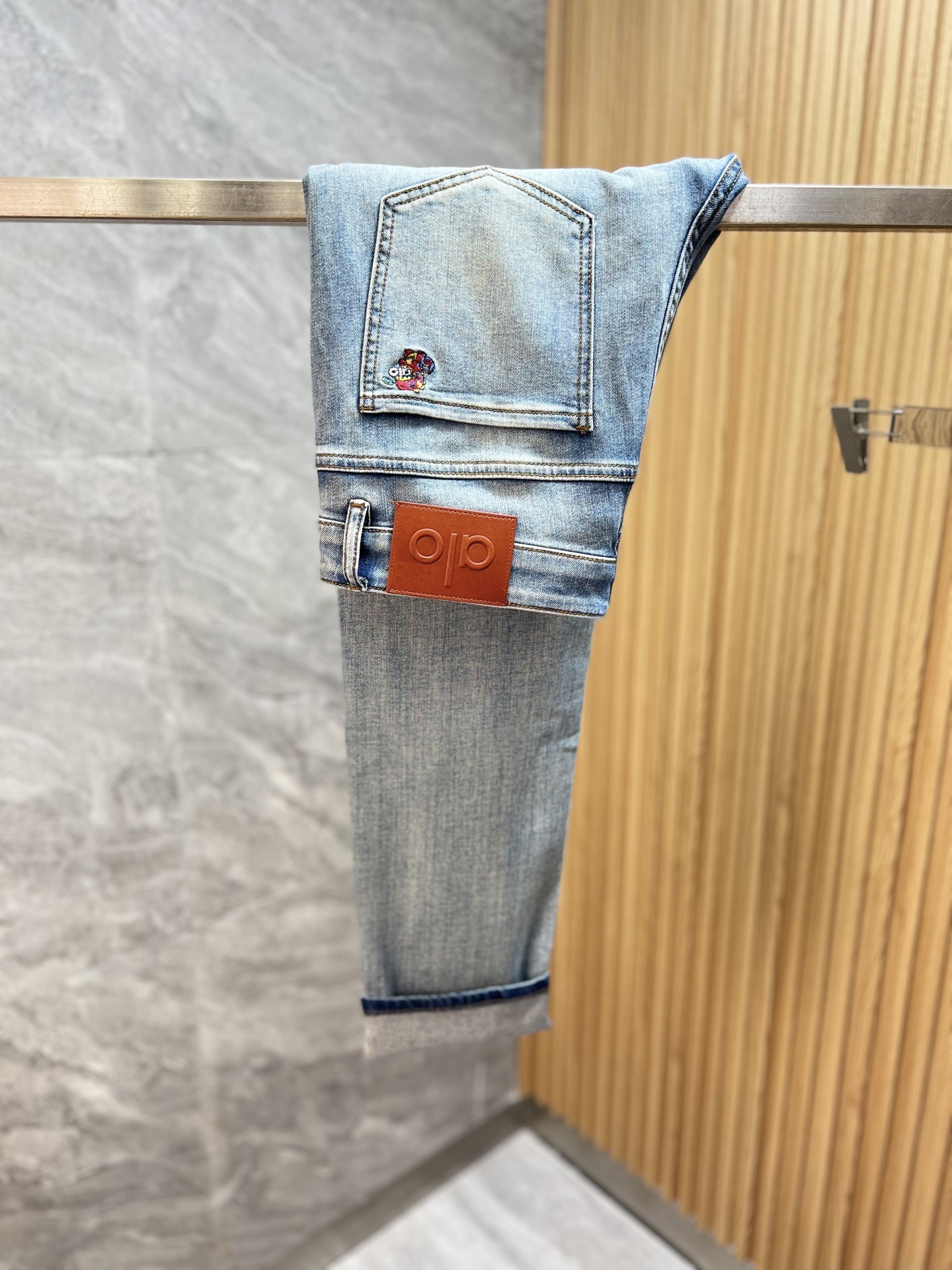 NO:926451,alo 2026 spring and summer new products, complete with three labels, jeans, good products, no need to introduce too much, look at the details, the counter size is 29-38, 175/140, upper body size 32,,jeans,19860909alo 2026春夏新品 三标齐全 牛仔裤 好货不用过多介绍 看细节 专柜码数29-38 175/140上身32码,,jeans,,Men's clothing
