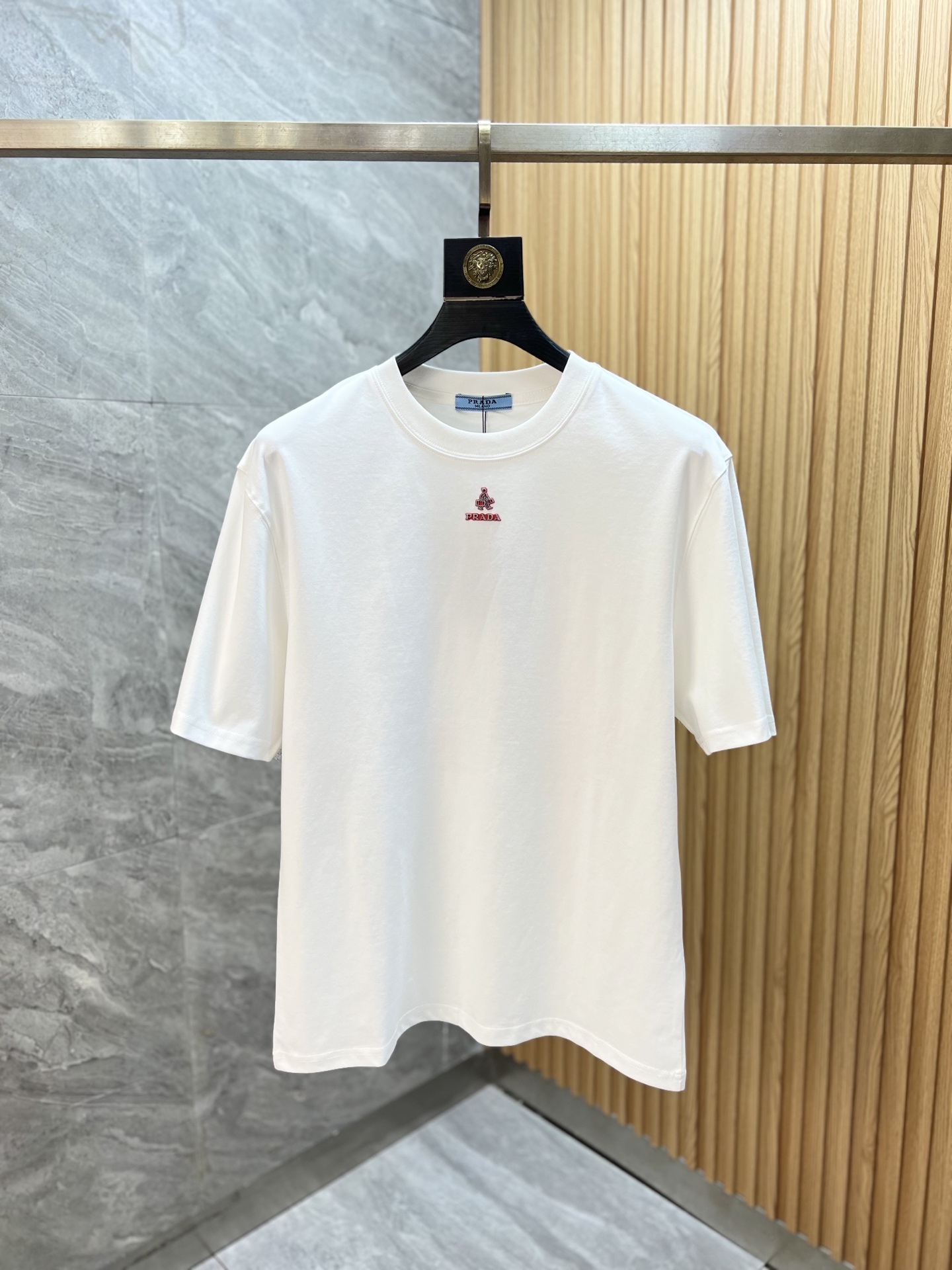 NO:913712,Prada/Prada 2026 spring and summer new products, complete with three labels, mercerized cotton round neck short-sleeved T-shirt, good product without too much introduction, look at the details, counter size M-XXXL 175/140, recommended L,,,prada,prada,T-shirt,tees,t-shirt,19860909Prada/普拉达 2026年春夏新品上新 三标齐全 丝光棉圆领短袖T恤 好货不用过多介绍 看细节 专柜码数M-XXXL 175/140建议L,,,prada,prada,T-shirt,tees，t-shirt,,Men's clothing