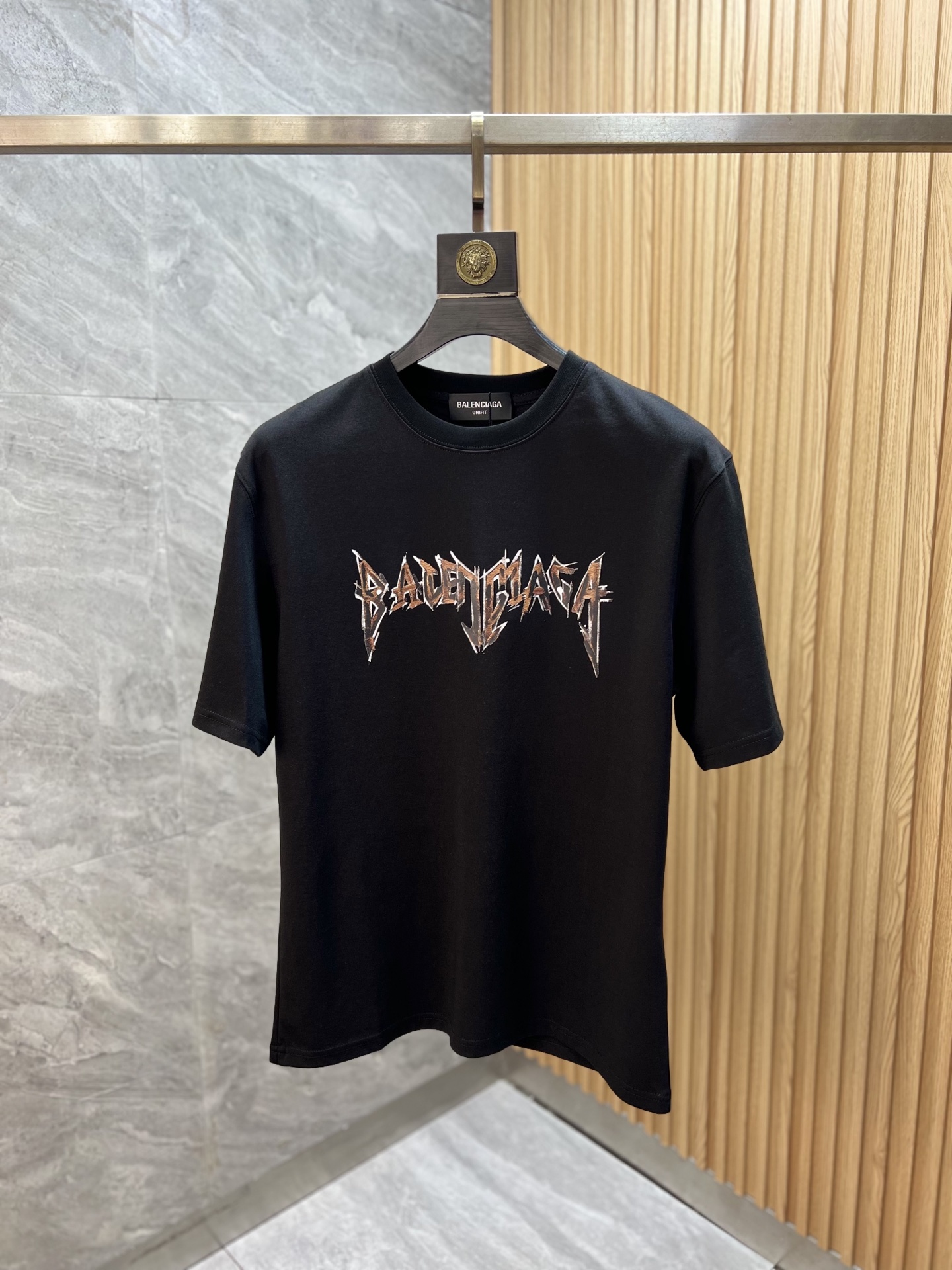 NO:835276,Balenciaga/Balenciaga 2026 spring and summer new products, complete with three labels, mercerized cotton round neck short-sleeved T-shirt, good product does not need to be introduced too much, look at the details, counter size M-XXXL / recommended L,,,balenciaga,balenciaga,T-shirt,tees,t-shirt,19860909Balenciaga/巴黎世家 2026年春夏新品上新 三标齐全 丝光棉圆领短袖T恤 好货不用过多介绍 看细节 专柜码数M-XXXL /建议L,,,balenciaga,balenciaga,T-shirt,tees，t-shirt,,Men's clothing