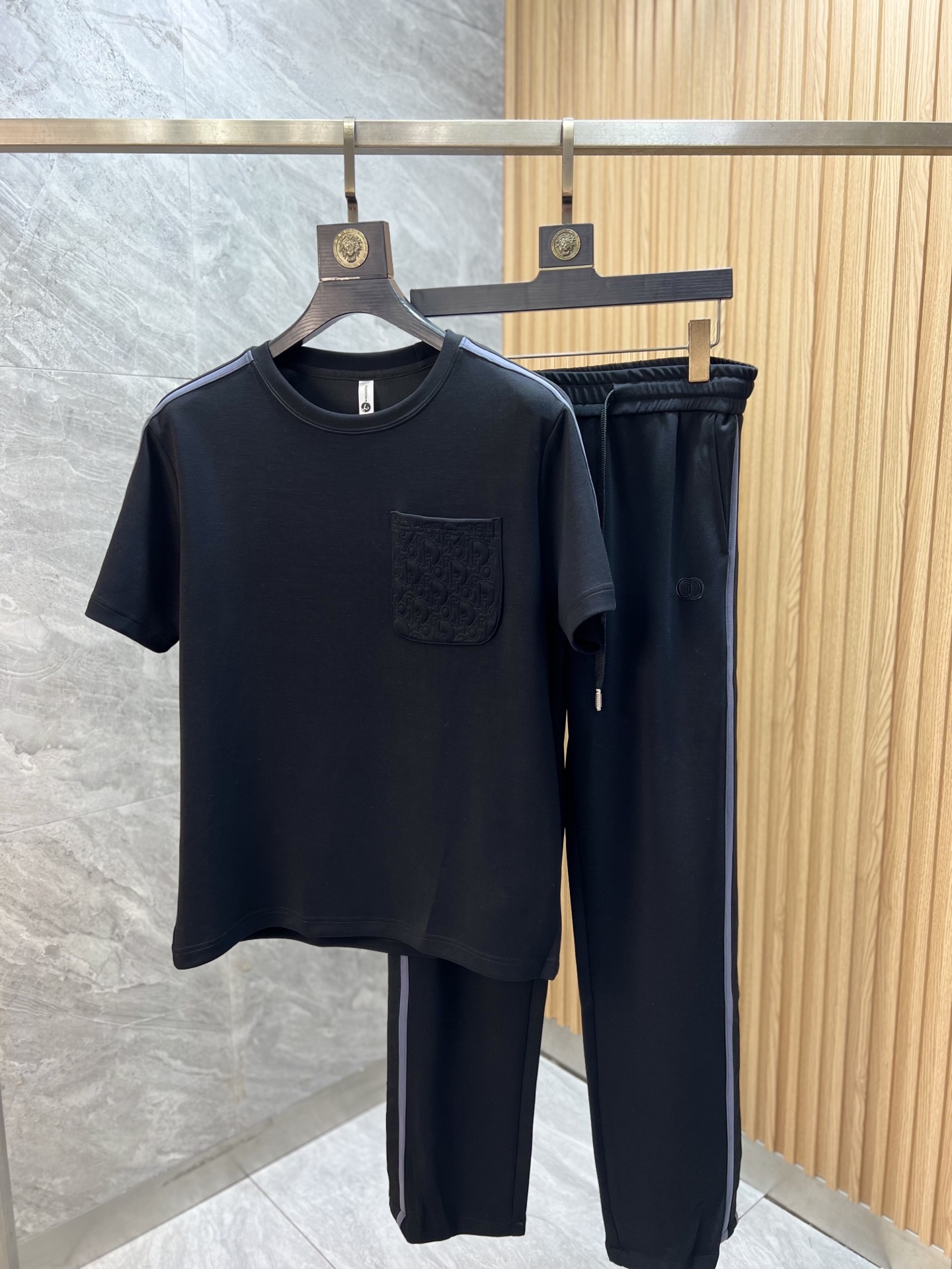 NO:913726,Dior/Dior 2026 spring and summer new products, complete with three standards, fashionable casual suits, good products, no need to introduce too much, look at the details, counter size M-XXXXL / Recommended L,, dior, dior,19860909Dior/迪奥 2026春夏新品 三标齐全 时尚休闲套装 好货不用过多介绍 看细节 专柜码数 M-XXXXL /建议L,,dior,dior,,Men's clothing