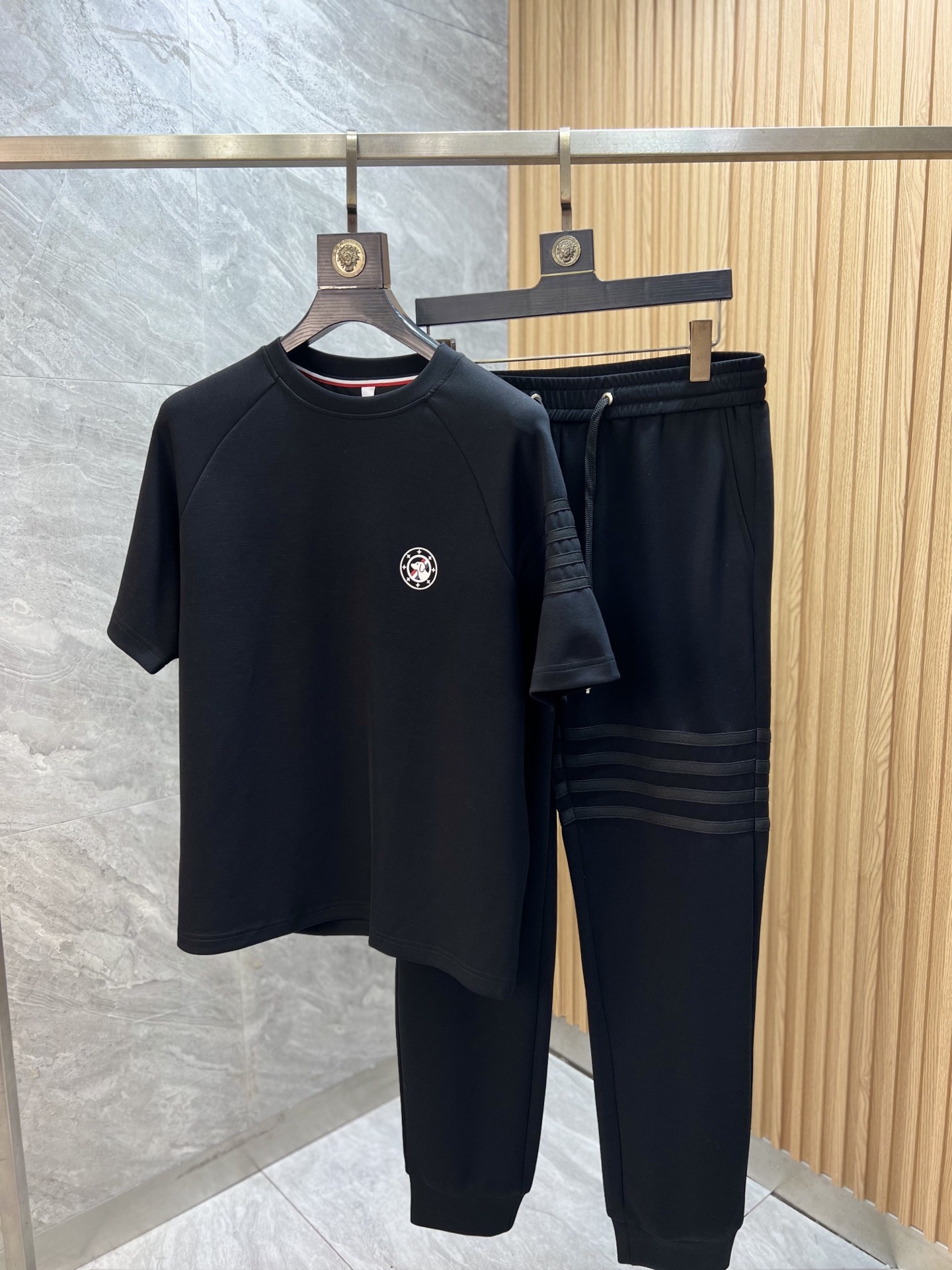 NO:913729,TB 2026 spring and summer new products, complete with three standards, fashionable casual suits, good products, no need to introduce too much, look at the details, counter size M-XXXXL / recommended L,,19860909TB 2026春夏新品 三标齐全 时尚休闲套装 好货不用过多介绍 看细节 专柜码数 M-XXXXL /建议L,,,Men's clothing
