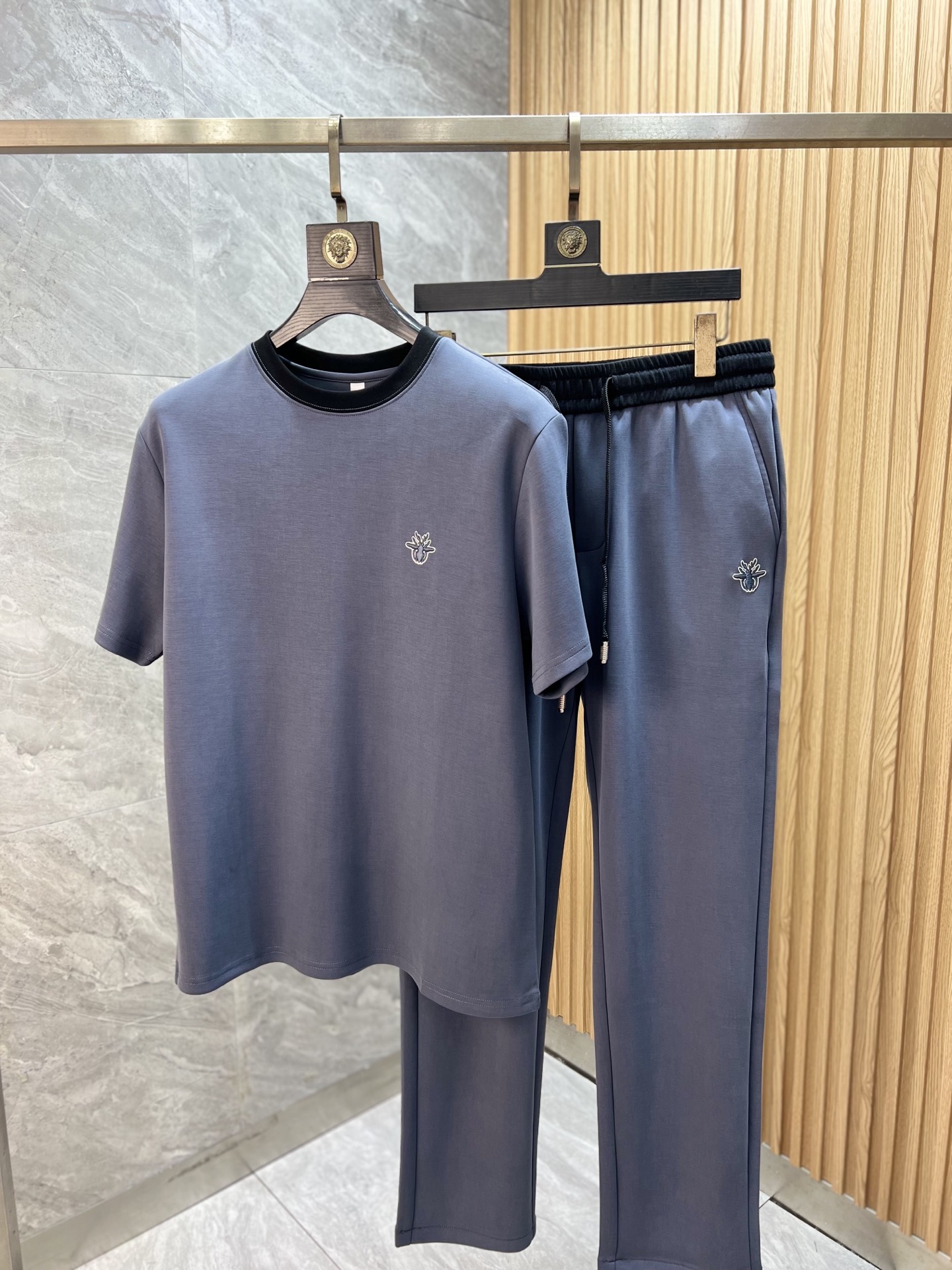 NO:913732,Dior/Dior 2026 spring and summer new products, complete with three standards, fashionable casual suits, good products, no need to introduce too much, look at the details, counter size M-XXXXL / Recommended L,, dior, dior,19860909Dior/迪奥 2026春夏新品 三标齐全 时尚休闲套装 好货不用过多介绍 看细节 专柜码数 M-XXXXL /建议L,,dior,dior,,Men's clothing