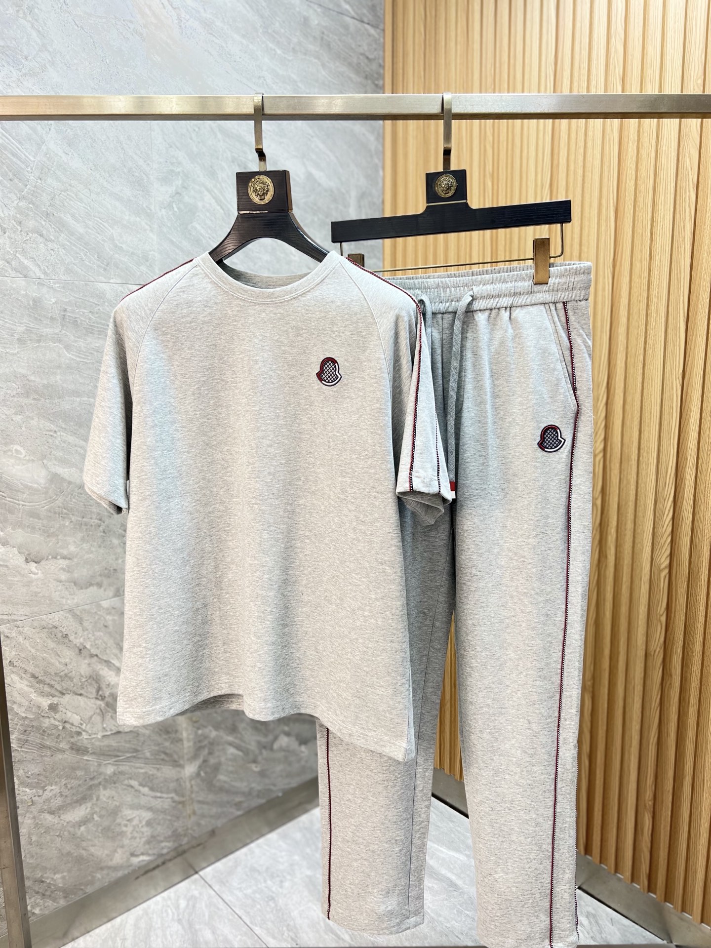 NO:913735,Moncler/Moncler 2026 spring and summer new products, complete with three standards, fashionable casual suits, good products, no need to introduce too much, look at the details, counter size M-XXXXL / Recommended L,,Moncler,19860909Moncler/蒙口2026春夏新品 三标齐全 时尚休闲套装 好货不用过多介绍 看细节 专柜码数 M-XXXXL /建议L,,Moncler,,Men's clothing