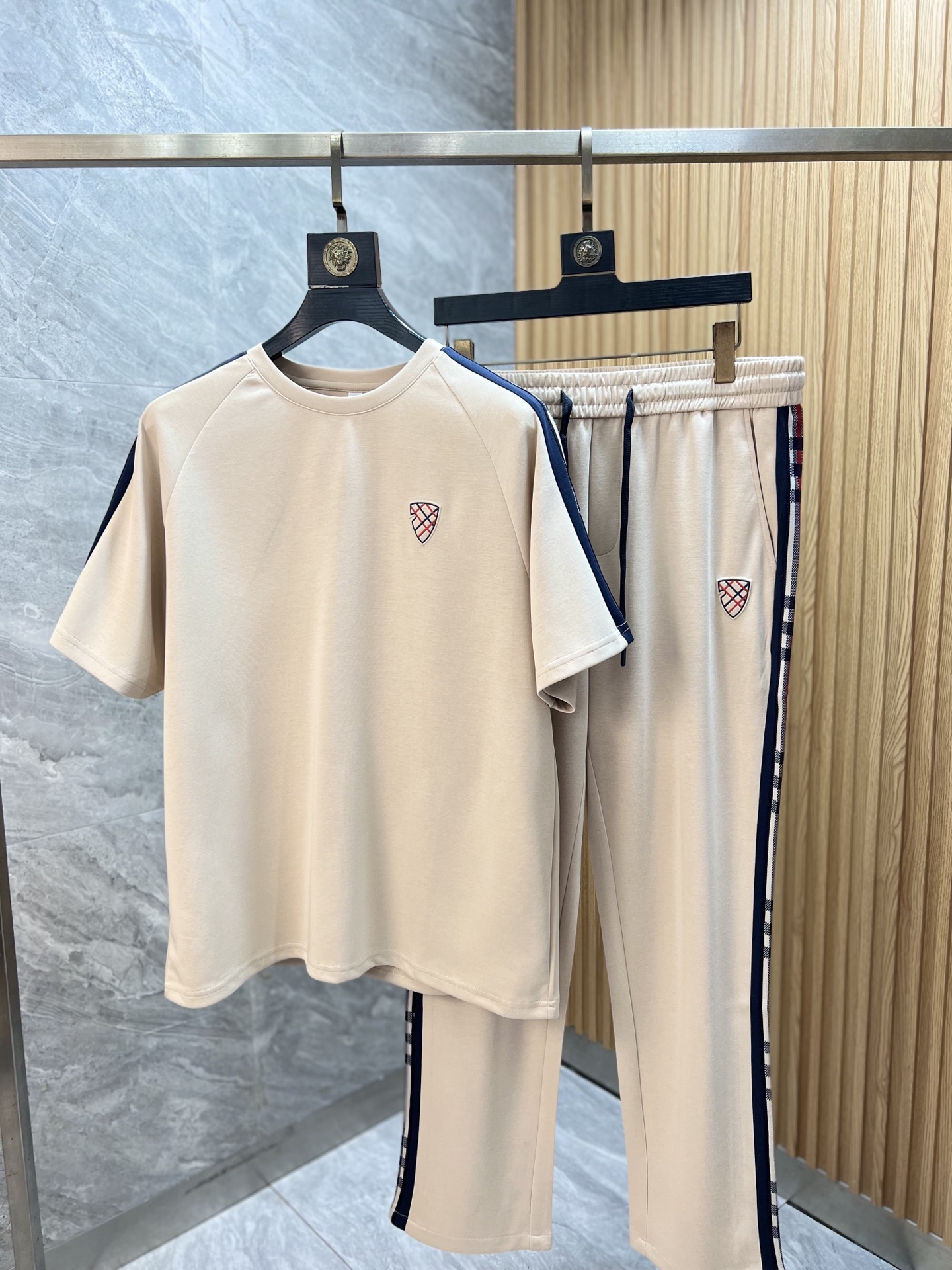 NO:835289,Burberry/Burberry 2026 spring and summer new products, complete with three standards, fashionable casual suits, good products, no need to introduce too much, look at the details, counter size M-XXXXL / recommended L,, burberry, burberry,19860909Burberry/巴宝莉 2026春夏新品 三标齐全 时尚休闲套装 好货不用过多介绍 看细节 专柜码数 M-XXXXL /建议L,,burberry,burberry,,Men's clothing