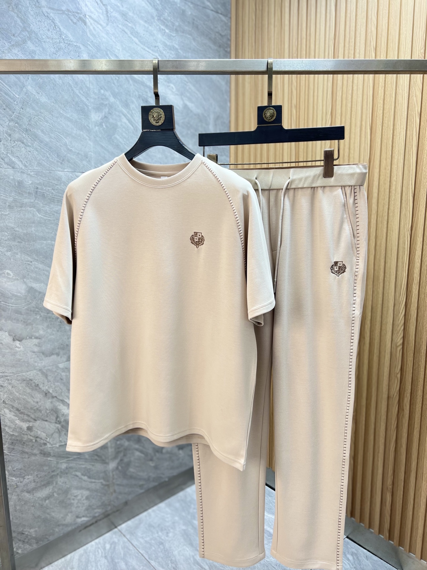 NO:835293,LP 1956 spring and summer new products, complete with three standards, fashionable casual suits, good products, no need to introduce too much, look at the details, counter size M-XXXXL / Recommended L,, loro piana,19860909LP 1956春夏新品 三标齐全 时尚休闲套装 好货不用过多介绍 看细节 专柜码数 M-XXXXL /建议L,,loro piana,,Men's clothing