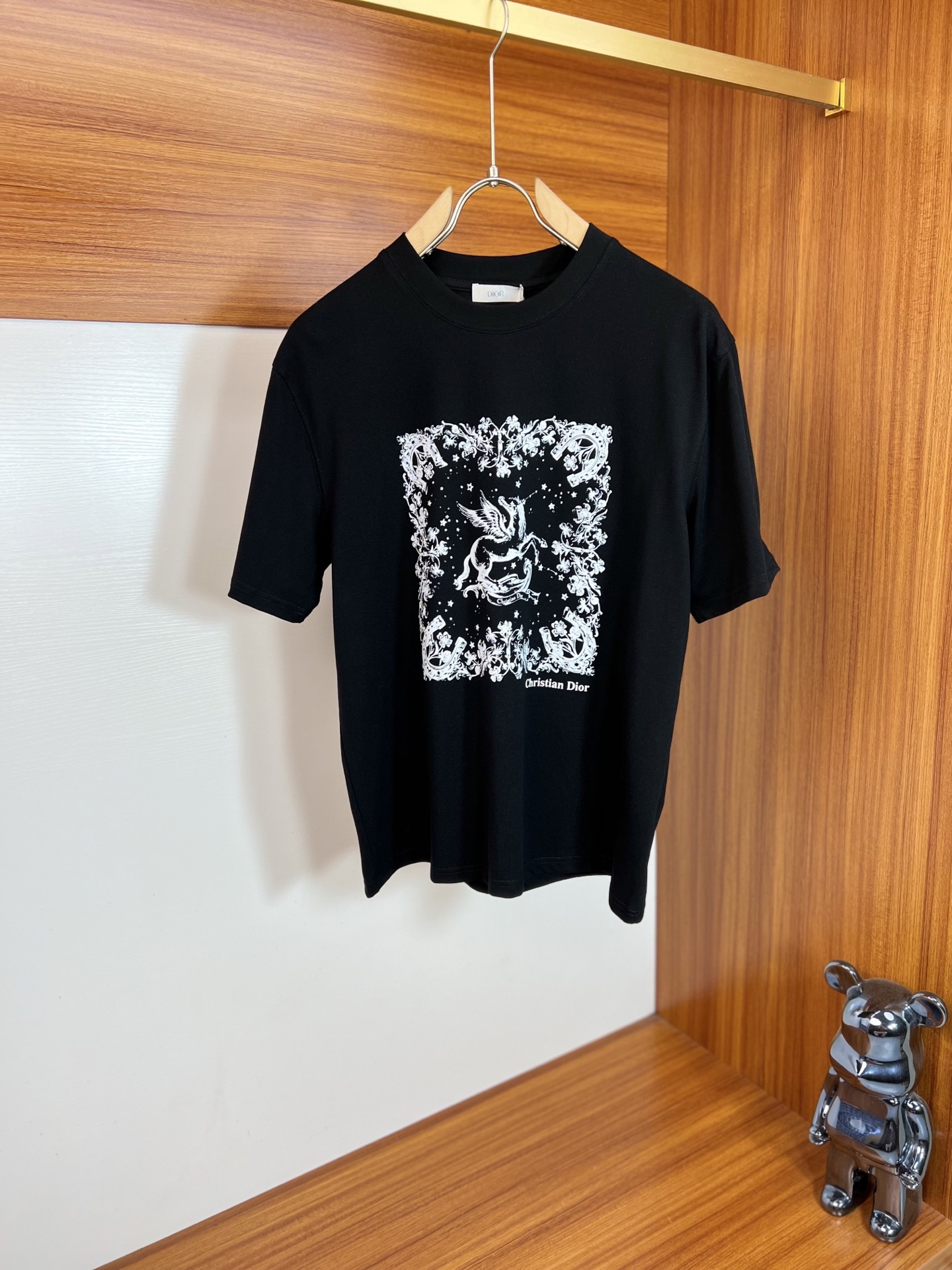NO:916547,Dior/Dior 2026 spring and summer new products, complete with three labels, pure cotton round neck short-sleeved T-shirt, good product without too much introduction, look at the details, counter size M-XXXL 175/140, recommended L,, dior, dior, T-shirt, tees, t-shirt,19860909Dior/迪奥 2026年春夏新品上新 三标齐全 纯棉圆领短袖T恤 好货不用过多介绍 看细节 专柜码数M-XXXL 175/140建议L,,dior,dior,T-shirt,tees，t-shirt,,Men's clothing