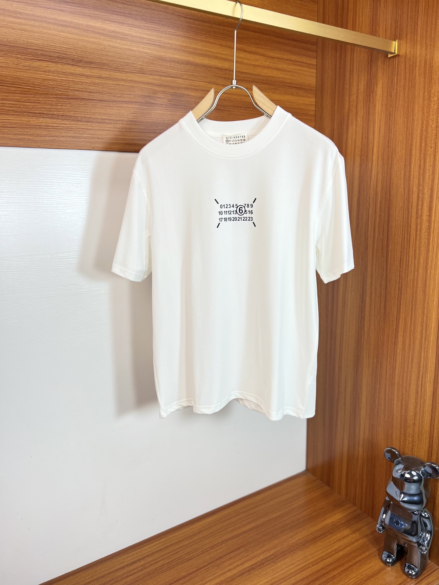 NO:916542,/Margiela 2026 spring and summer new products, complete with three labels, pure cotton round neck short-sleeved T-shirt, good product without too much introduction, look at the details, counter size M-XXXL 175/140, recommended L, masion margiela, T-shirt, tees, t-shirt,19860909/马吉拉 2026年春夏新品上新 三标齐全 纯棉圆领短袖T恤 好货不用过多介绍 看细节 专柜码数M-XXXL 175/140建议L,,masion margiela,T-shirt,tees，t-shirt,,Men's clothing