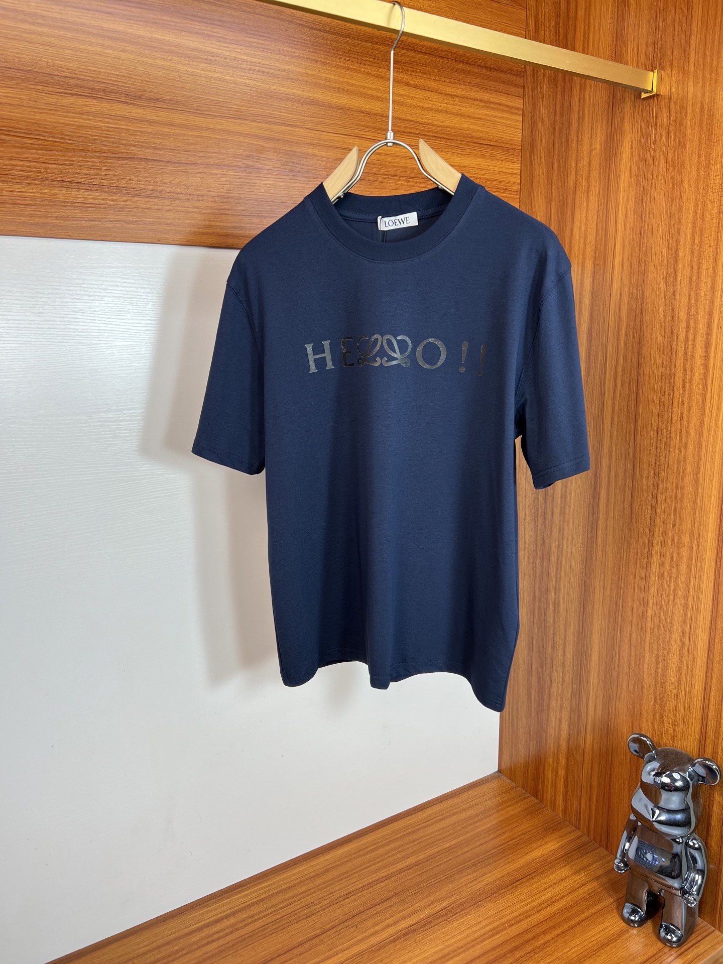 NO:916545,Loewe/Luo Yiwei 2026 spring and summer new products, complete with three labels, pure cotton round neck short-sleeved T-shirt, good product does not need to be introduced too much, look at the details, counter size M-XXXL 175/140, recommended L,, loewe, loewe, T-shirt, tees, t-shirt,19860909Loewe/罗意威 2026年春夏新品上新 三标齐全 纯棉圆领短袖T恤 好货不用过多介绍 看细节 专柜码数M-XXXL 175/140建议L,,loewe,loewe,T-shirt,tees，t-shirt,,Men's clothing